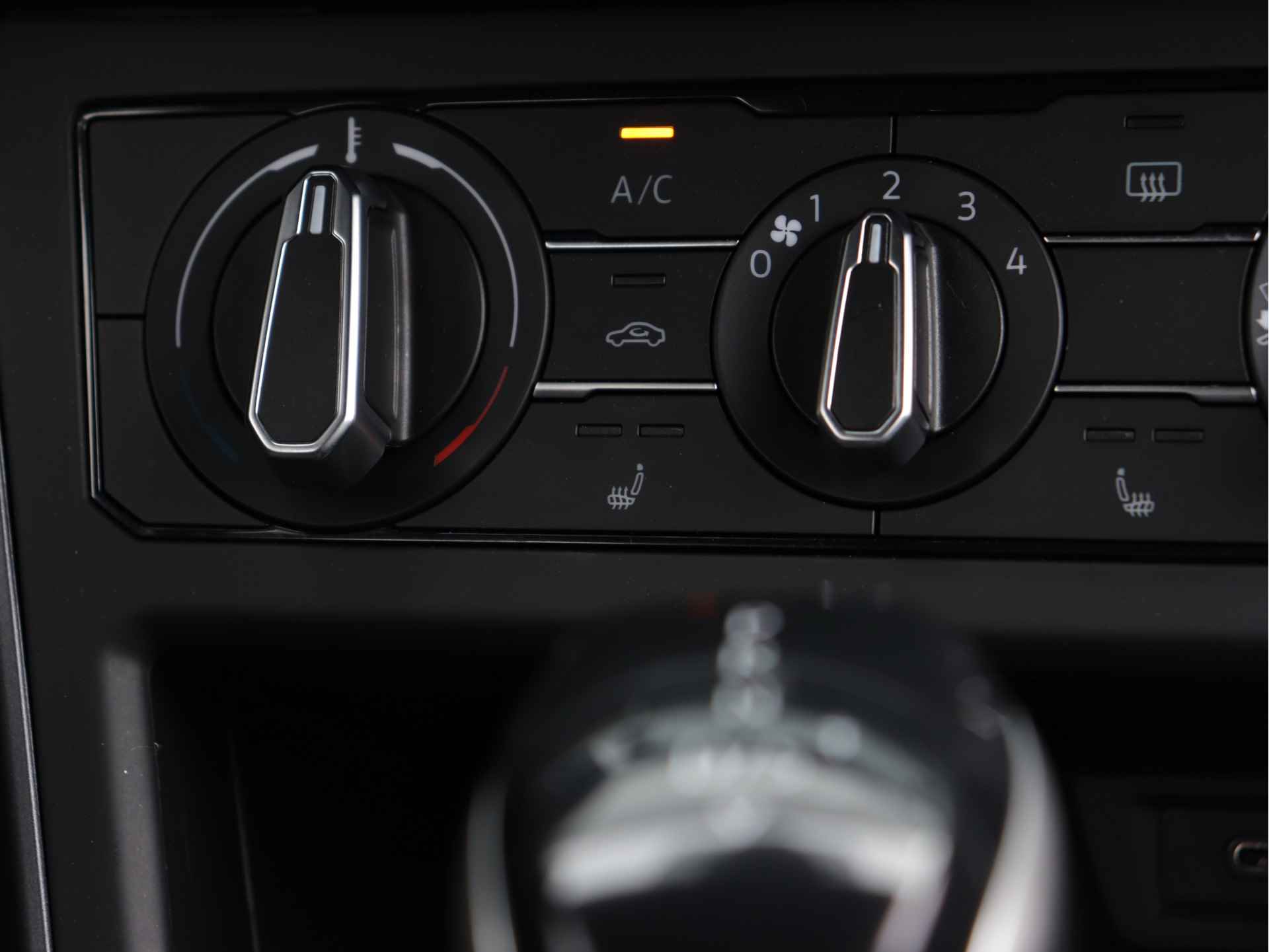 Volkswagen Taigo 1.0 TSI R-Line 110pk Automaat | Dodehoekdetectie | Afneembare trekhaak | Stoelverwarming | Camera | Adaptive Cruise - 28/46