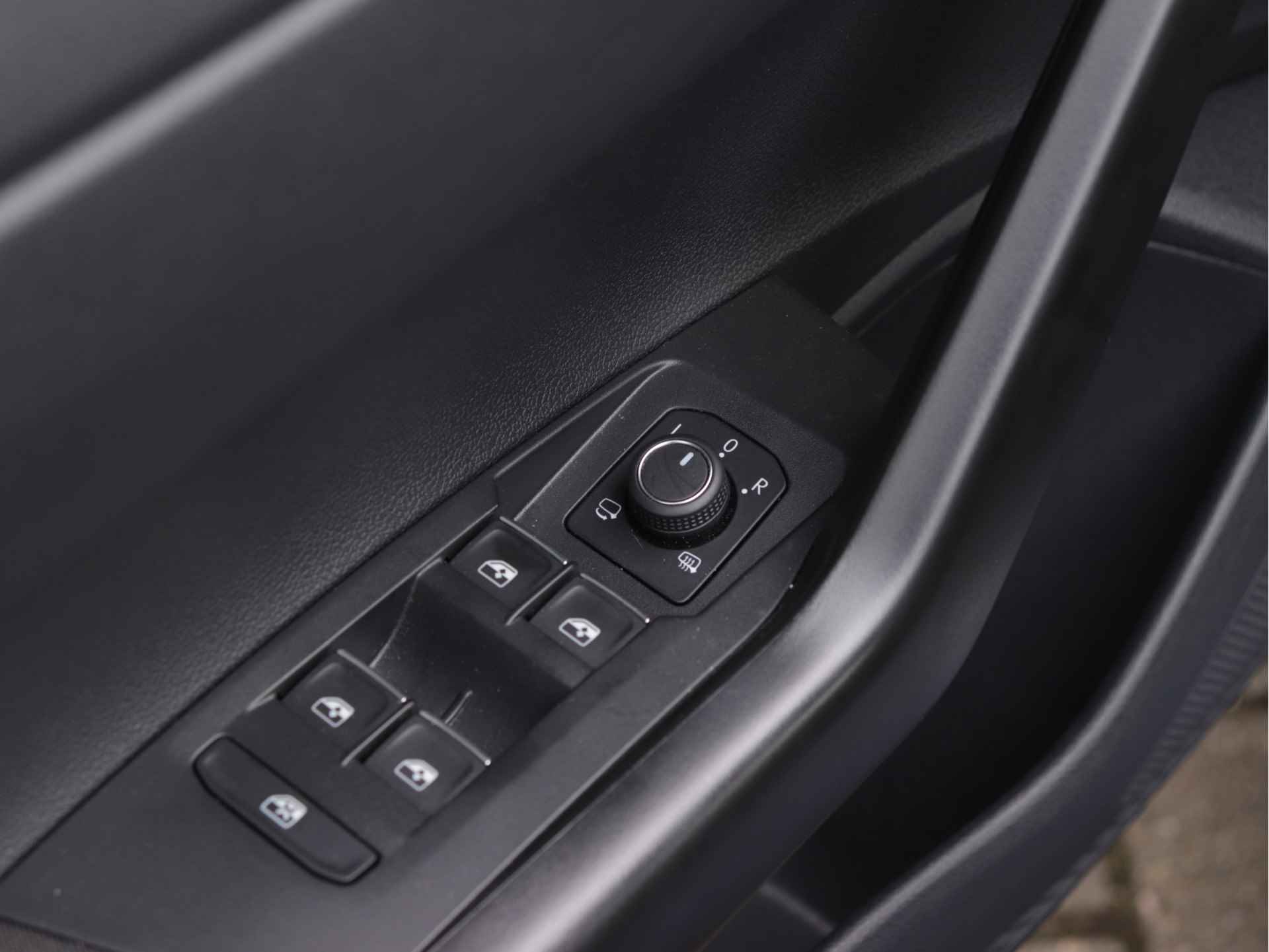 Volkswagen Taigo 1.0 TSI R-Line 110pk Automaat | Dodehoekdetectie | Afneembare trekhaak | Stoelverwarming | Camera | Adaptive Cruise - 34/46