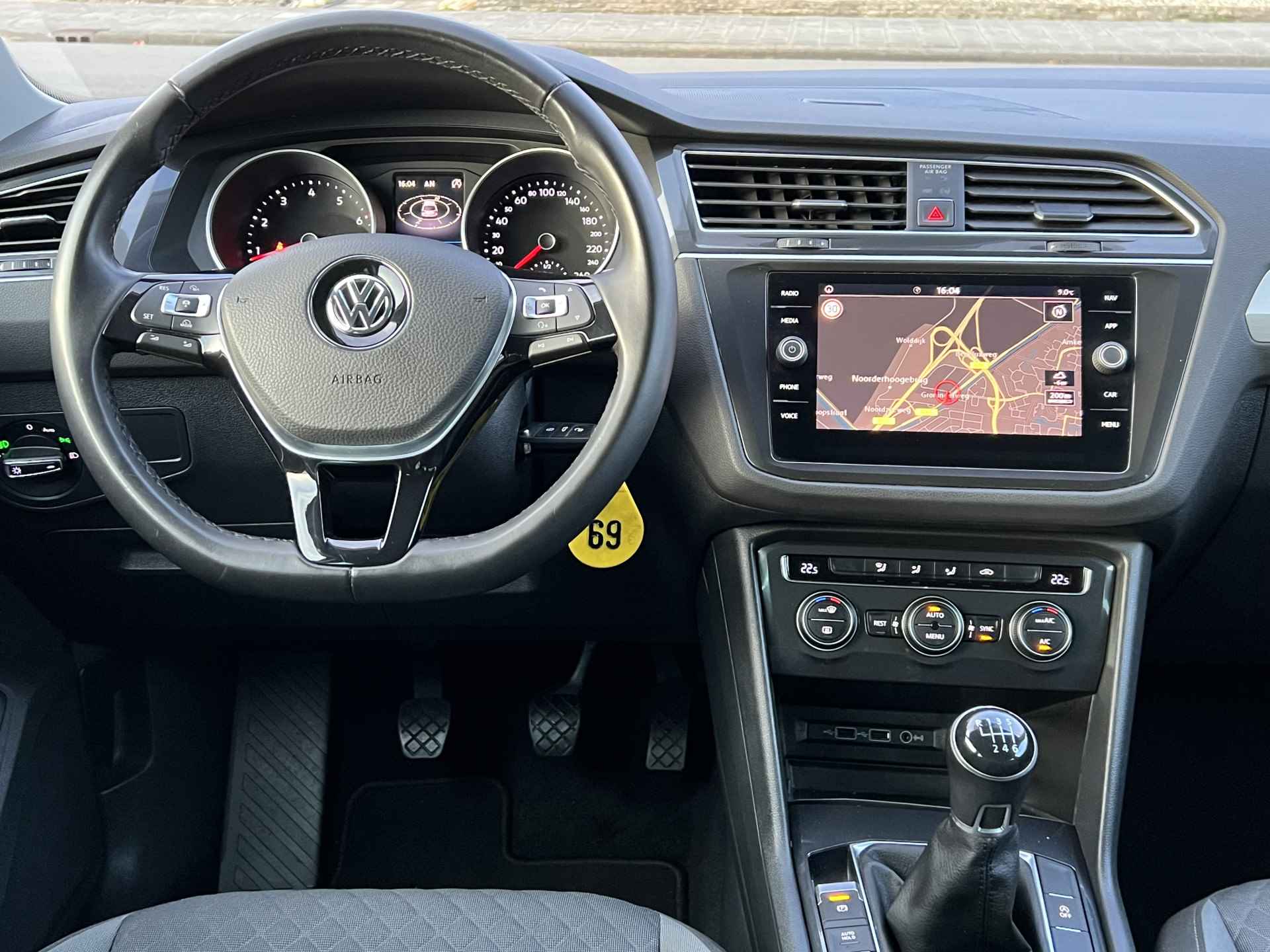 Volkswagen Tiguan 1.4 TSI Comfortline Business Navigatie ACC Parkeersensoren v+a DAB 19 Inch Velgen Climate Control Extra Getint Glas  NL Auto 1e Eigenaar - 9/36