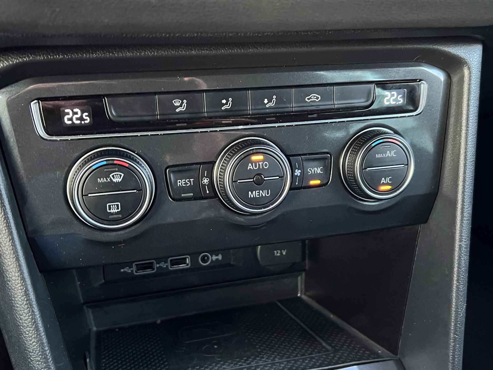 Volkswagen Tiguan 1.4 TSI Comfortline Business Navigatie ACC Parkeersensoren v+a DAB 19 Inch Velgen Climate Control Extra Getint Glas  NL Auto 1e Eigenaar - 20/36