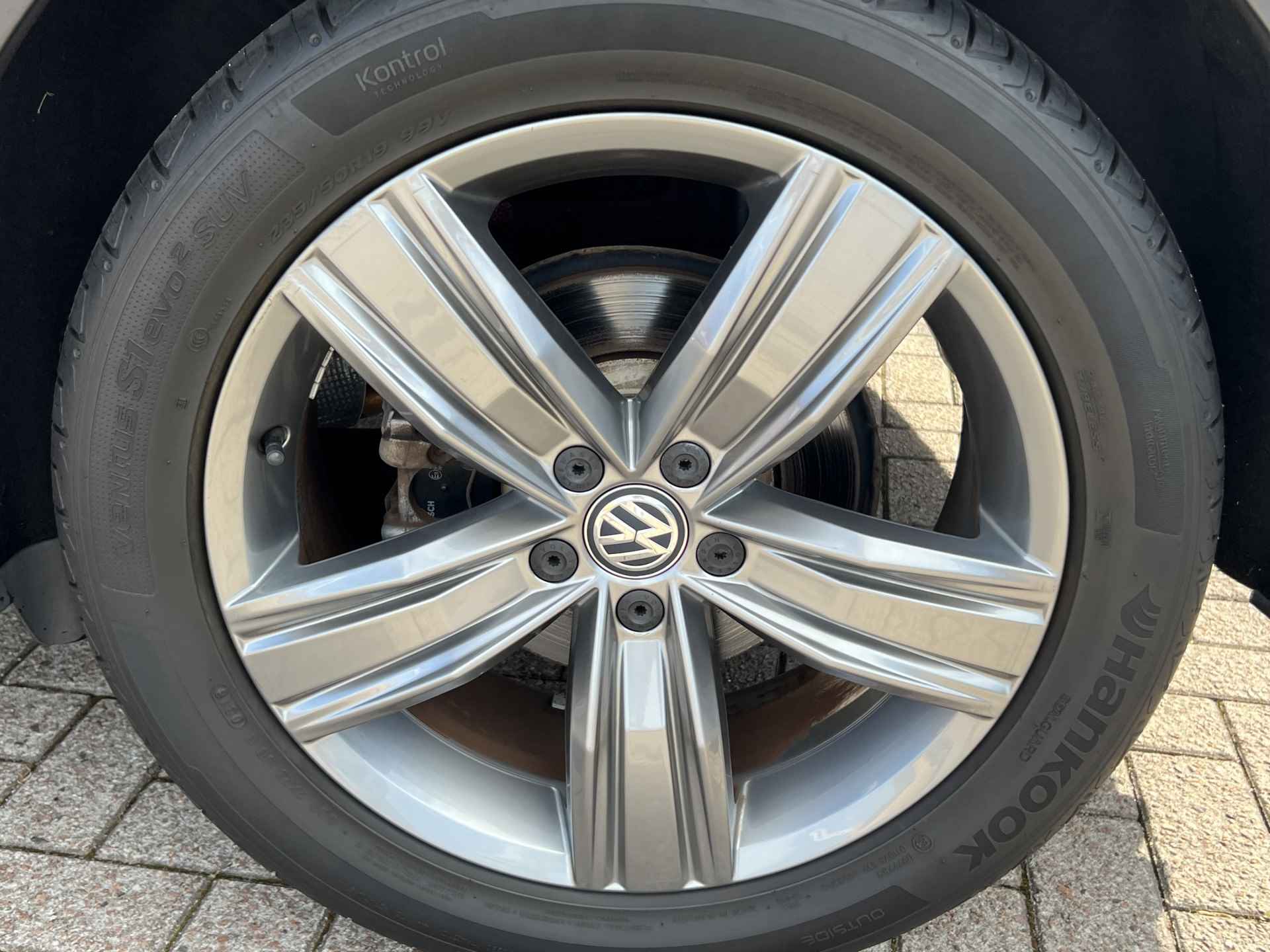 Volkswagen Tiguan 1.4 TSI Comfortline Business Navigatie ACC Parkeersensoren v+a DAB 19 Inch Velgen Climate Control Extra Getint Glas  NL Auto 1e Eigenaar - 34/36