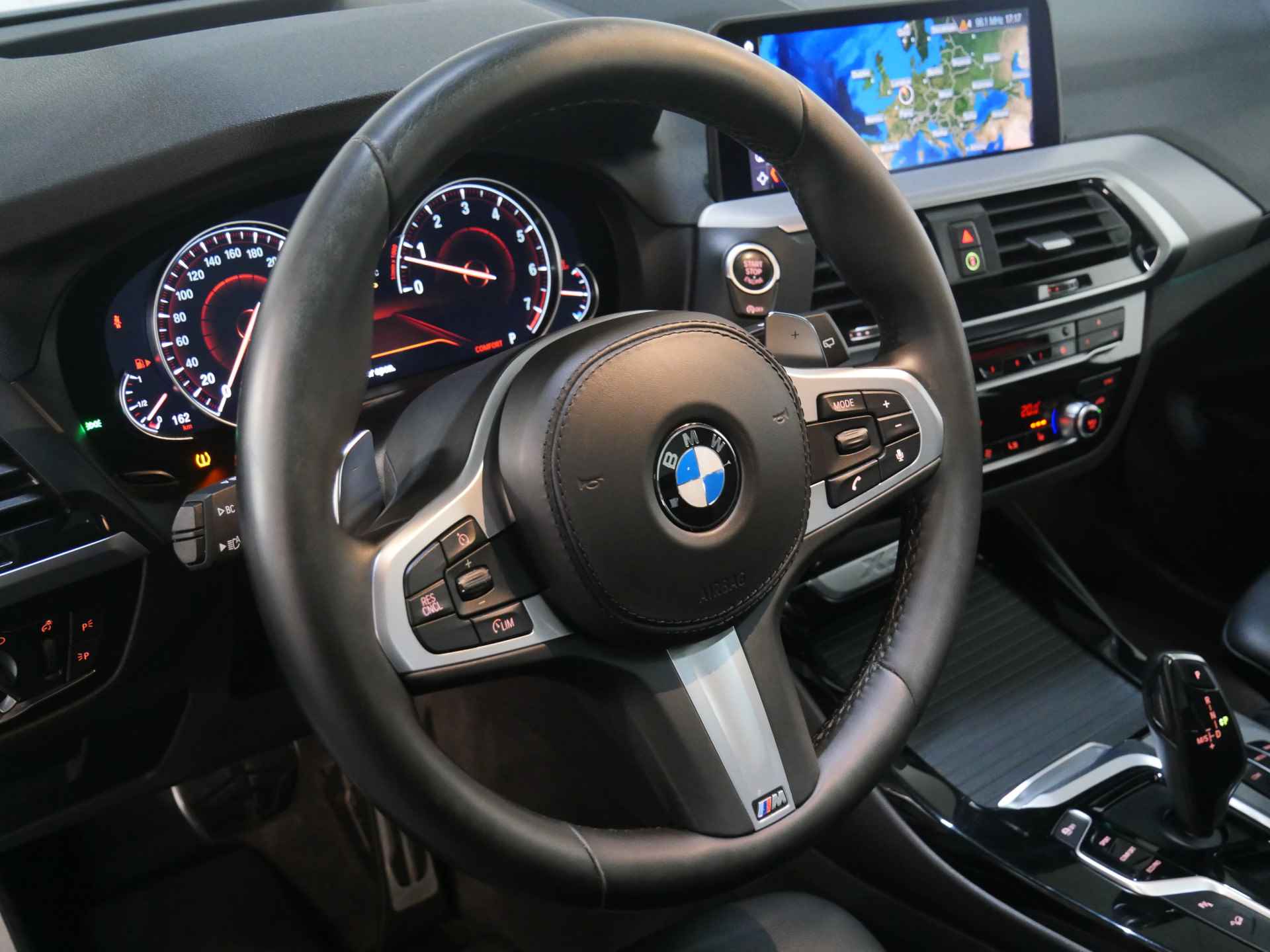 BMW X3 xDrive20i High Executive M Sport Automaat / Panoramadak / Sportstoelen / Stoelverwarming / Adaptieve LED / Head-Up / Parking Assistant / Navigatie Professional - 16/32