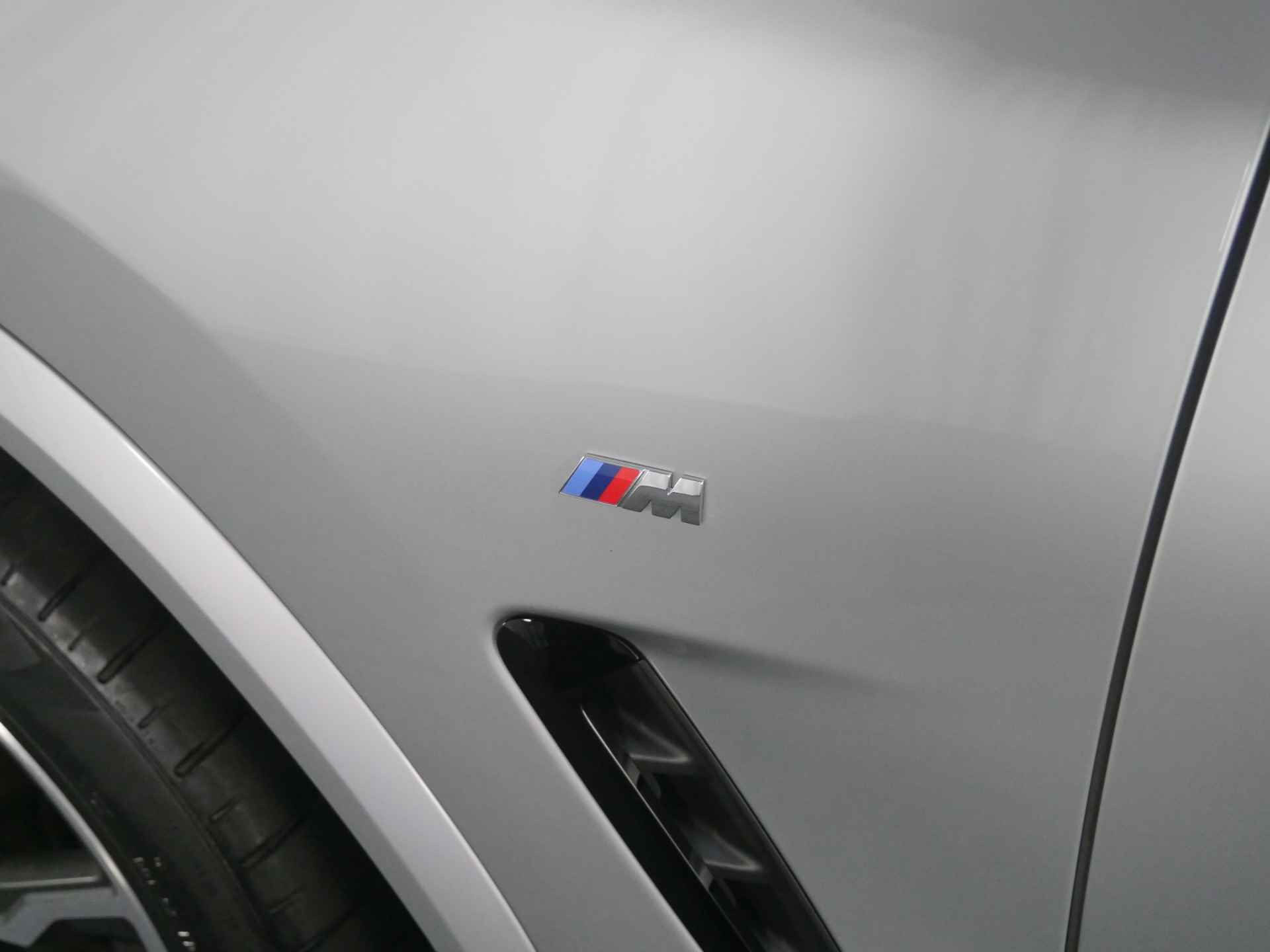 BMW X3 xDrive20i High Executive M Sport Automaat / Panoramadak / Sportstoelen / Stoelverwarming / Adaptieve LED / Head-Up / Parking Assistant / Navigatie Professional - 24/32