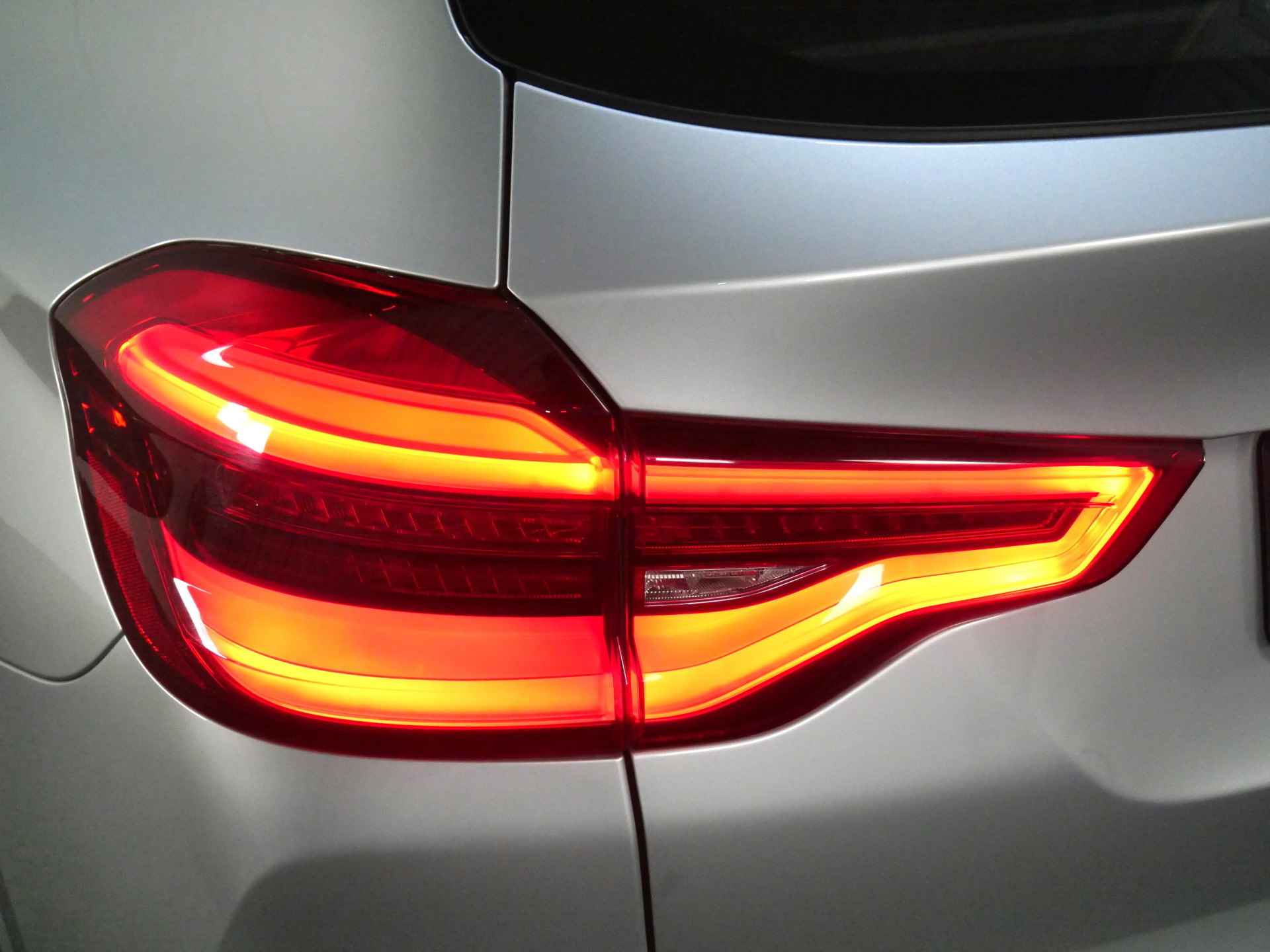 BMW X3 xDrive20i High Executive M Sport Automaat / Panoramadak / Sportstoelen / Stoelverwarming / Adaptieve LED / Head-Up / Parking Assistant / Navigatie Professional - 27/32