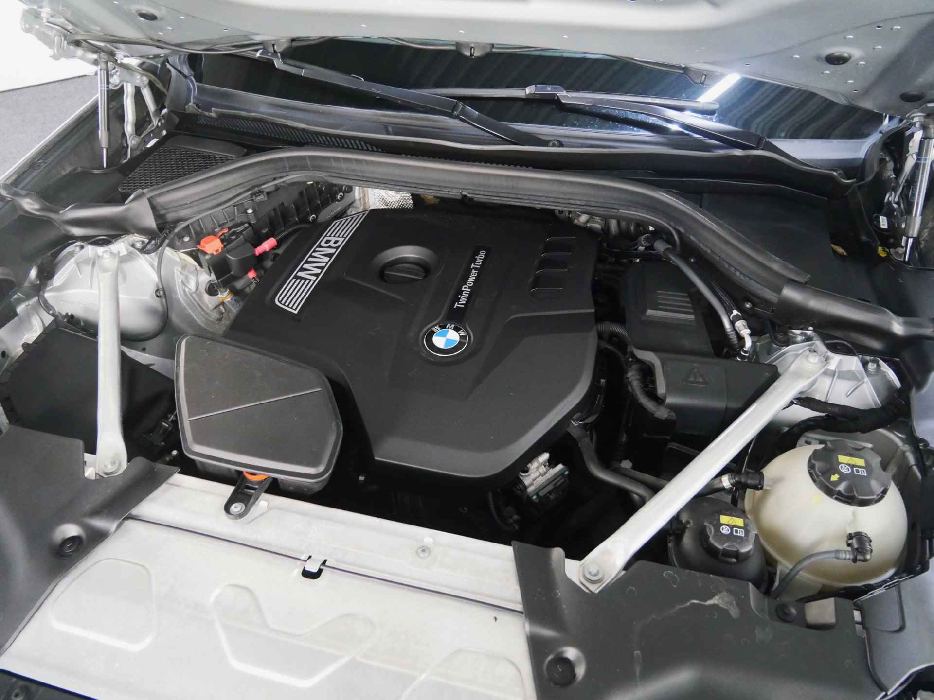 BMW X3 xDrive20i High Executive M Sport Automaat / Panoramadak / Sportstoelen / Stoelverwarming / Adaptieve LED / Head-Up / Parking Assistant / Navigatie Professional - 31/32