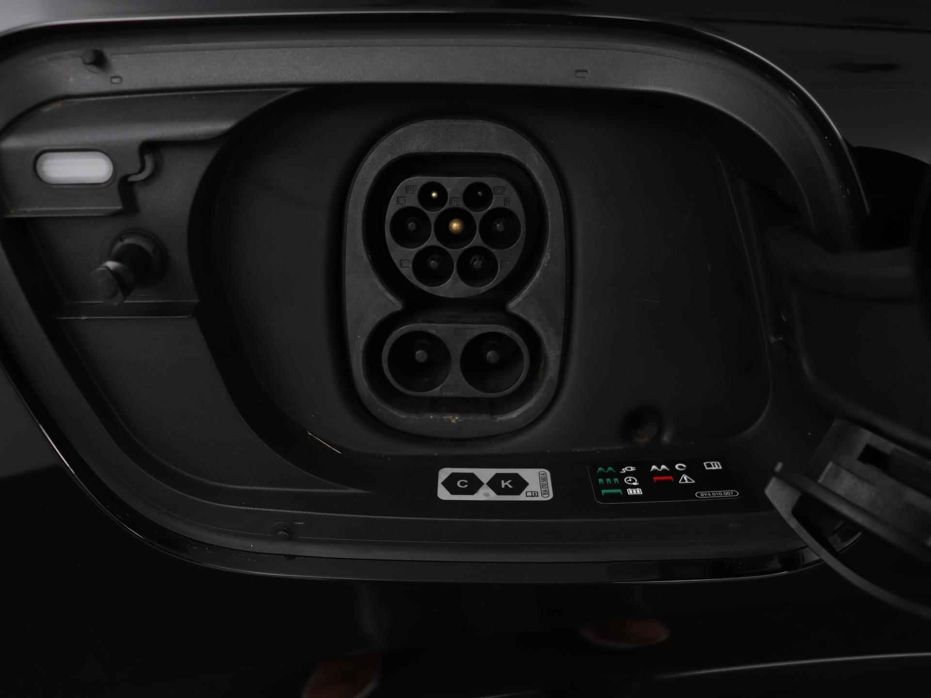 Audi Q4 e-tron 40 Launch edition S Competition 77 kWh 204 PK | S-Line | Sportstoelen | Warmtepomp | Stoelverwarming | Optiek Zwart | - 15/50