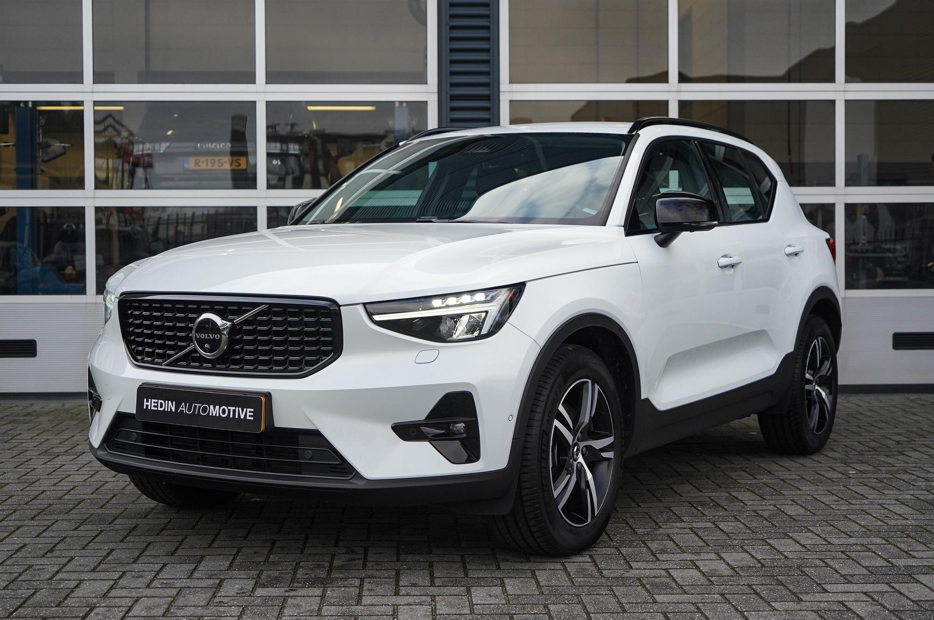 Volvo XC40 2.0 B3 Plus Dark Parkeerverwarming met timer | Elektrisch wegklapbare trekhaak | Verwarmde voorruit