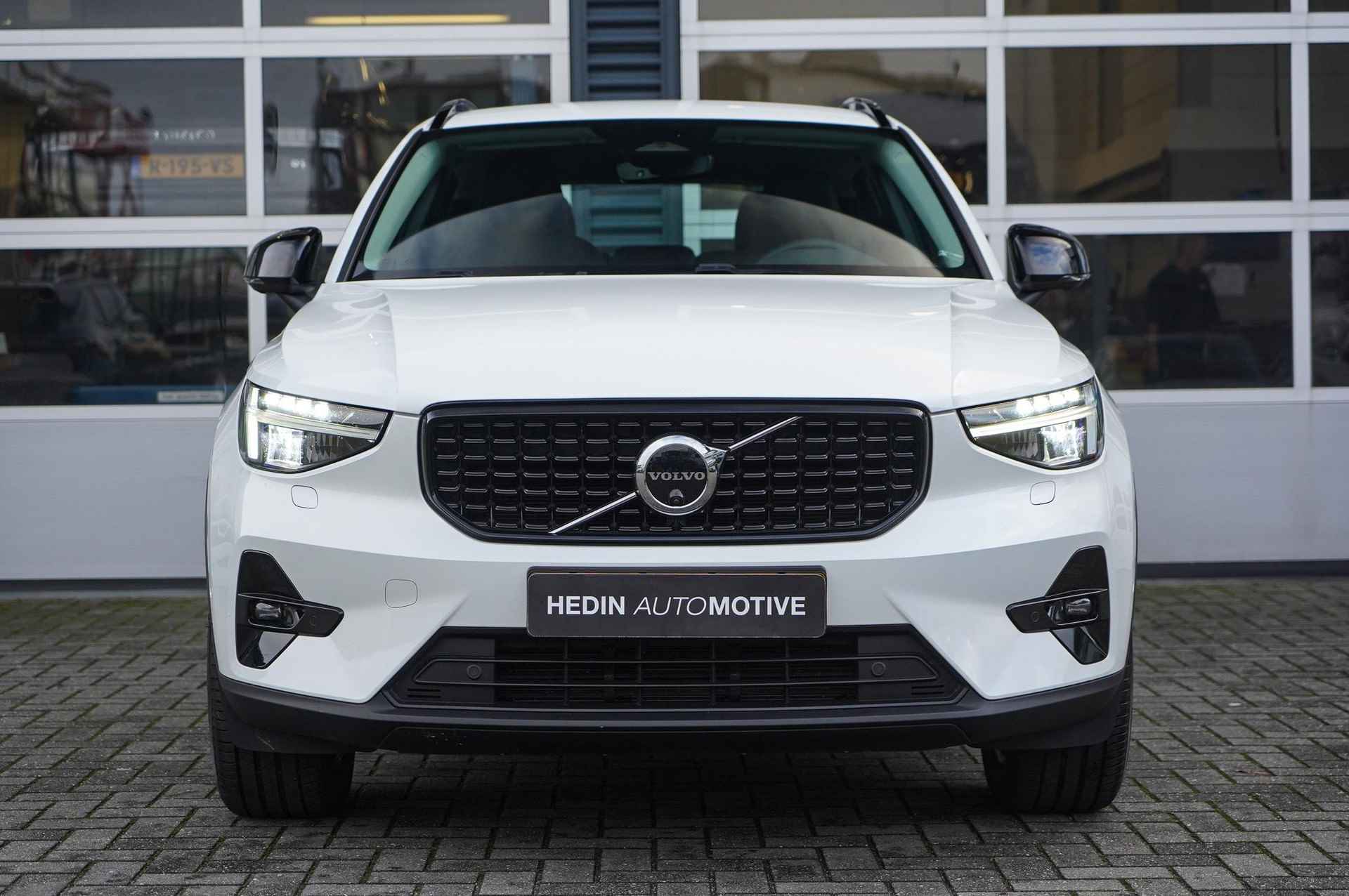 Volvo XC40 2.0 B3 Plus Dark Parkeerverwarming met timer | Elektrisch wegklapbare trekhaak | Verwarmde voorruit - 2/30