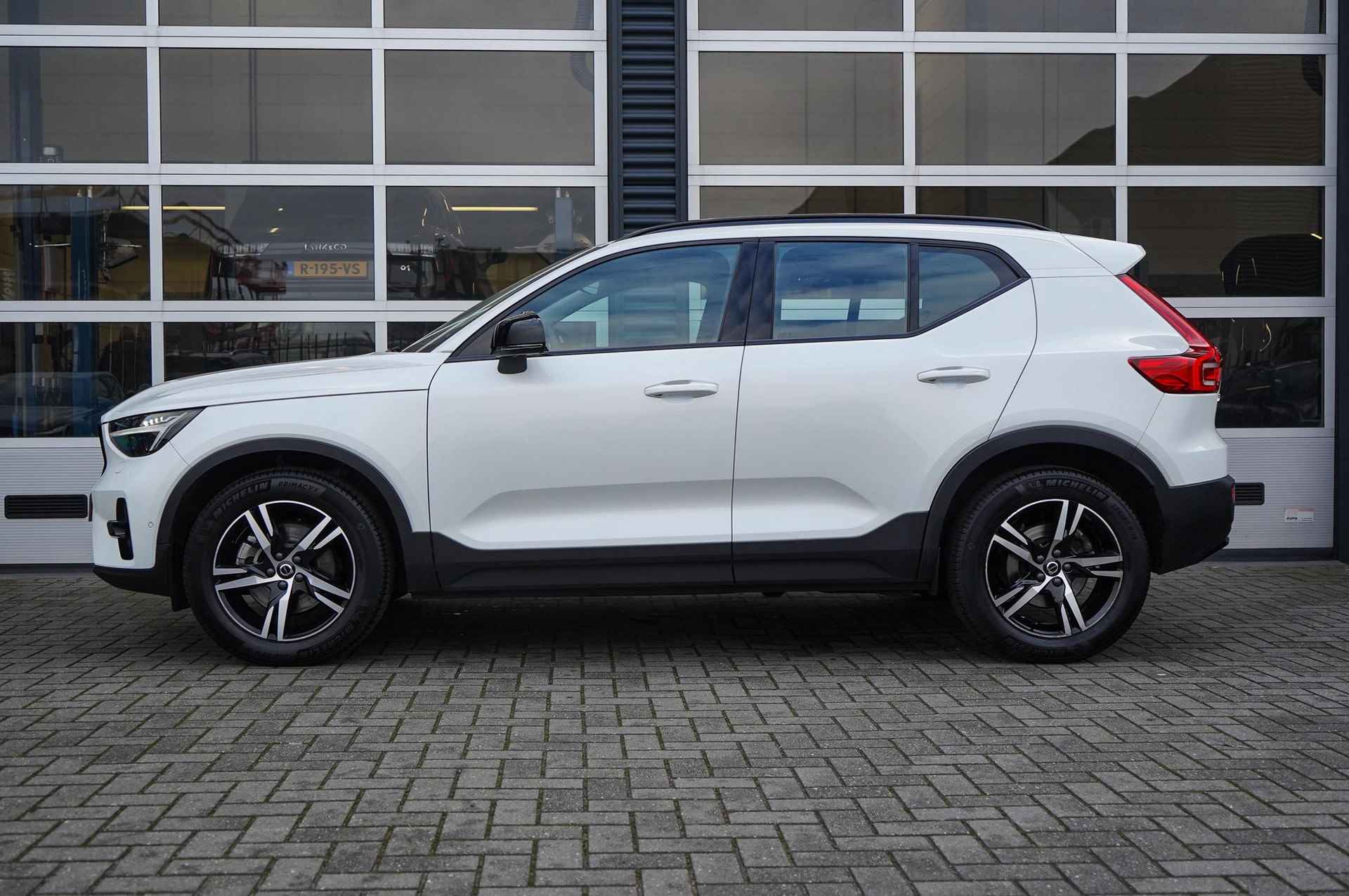 Volvo XC40 2.0 B3 Plus Dark Parkeerverwarming met timer | Elektrisch wegklapbare trekhaak | Verwarmde voorruit - 3/30