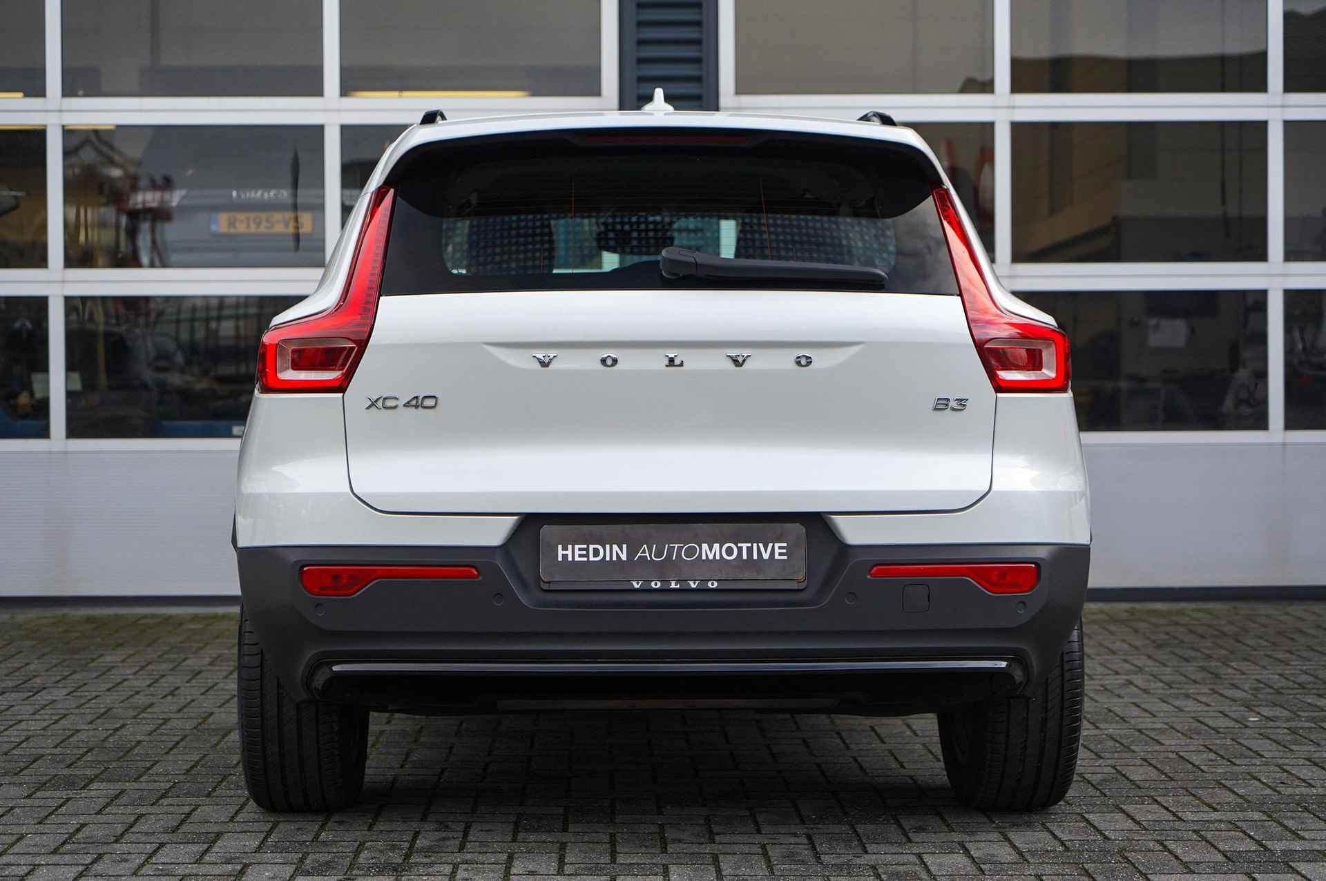 Volvo XC40 2.0 B3 Plus Dark Parkeerverwarming met timer | Elektrisch wegklapbare trekhaak | Verwarmde voorruit - 5/30