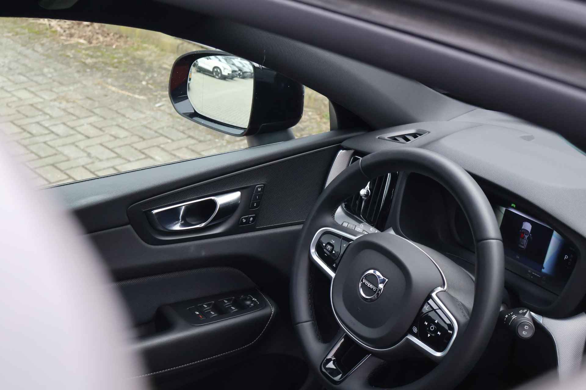 Volvo XC60 2.0 T6 Plug-in hybrid AWD R-Design | Trekhaak | Schuif/kanteldak | Achteruitrijcamera | 22 Inch - 13/31