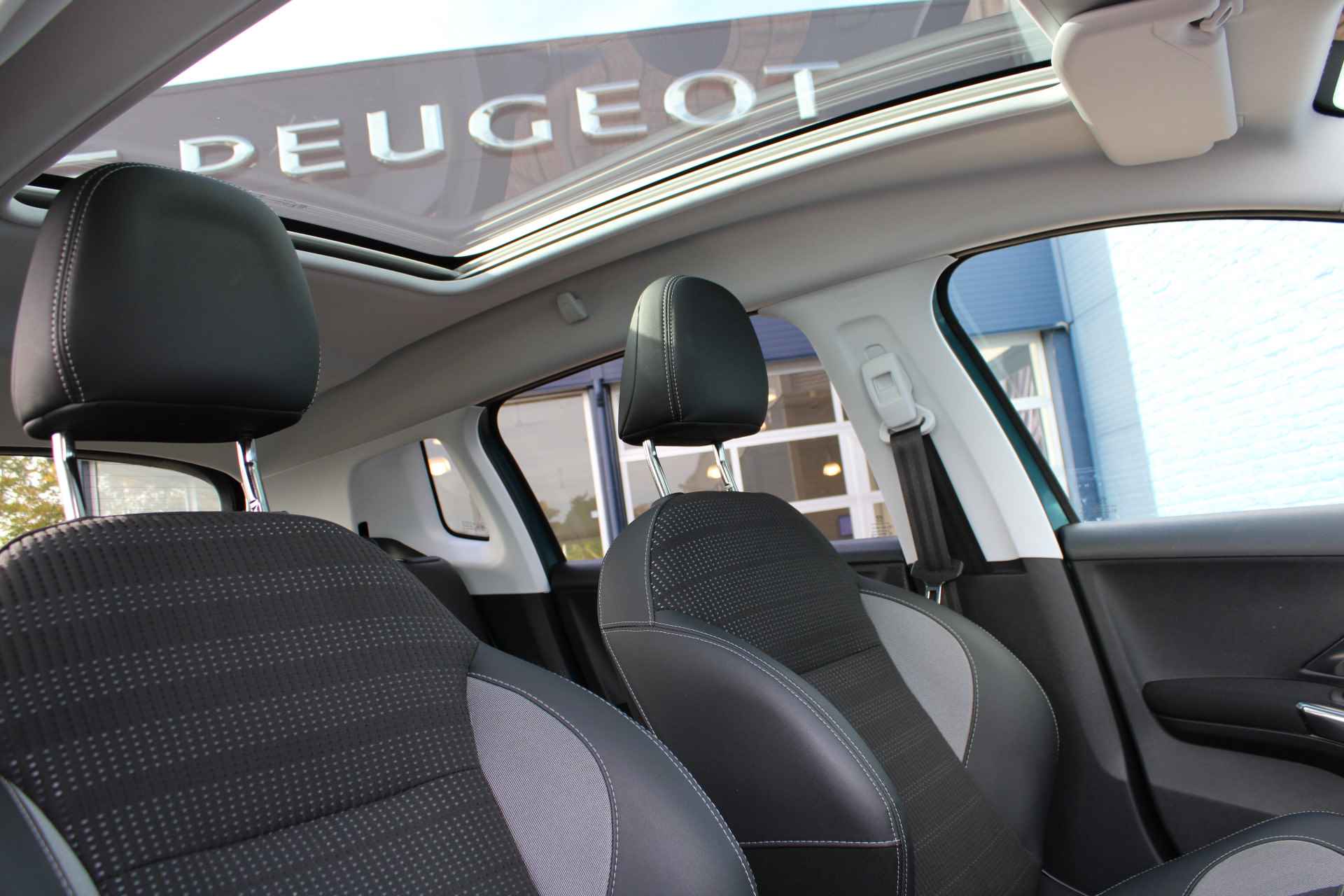 Peugeot 2008 SUV 1.2 PureTech 110pk Allure | Navigatie | Bluetooth | Panoramadak | Camera | 72.000km | - 5/29