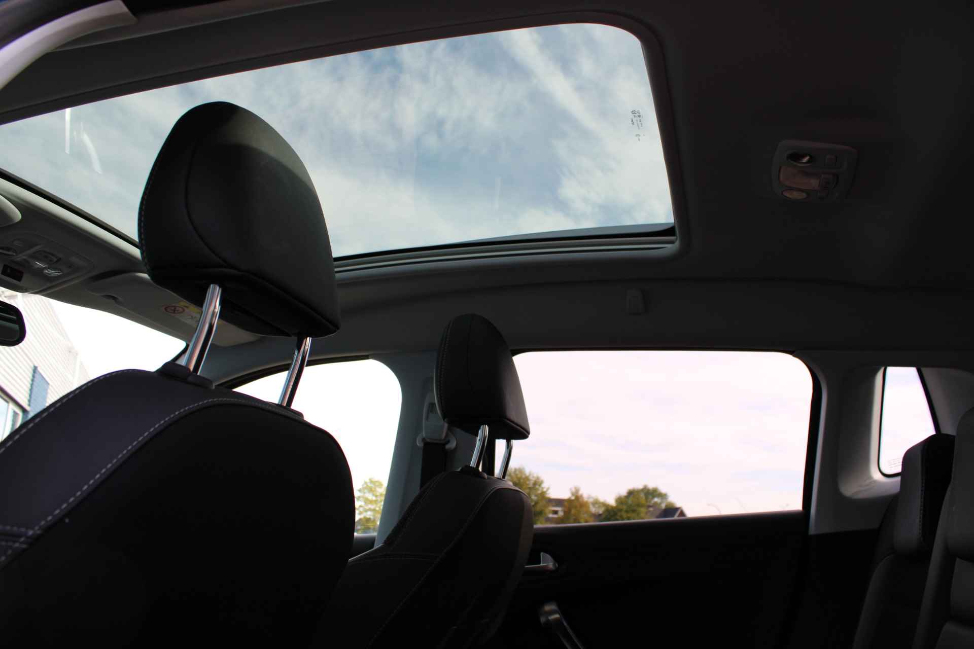Peugeot 2008 SUV 1.2 PureTech 110pk Allure | Navigatie | Bluetooth | Panoramadak | Camera | 72.000km | - 13/29