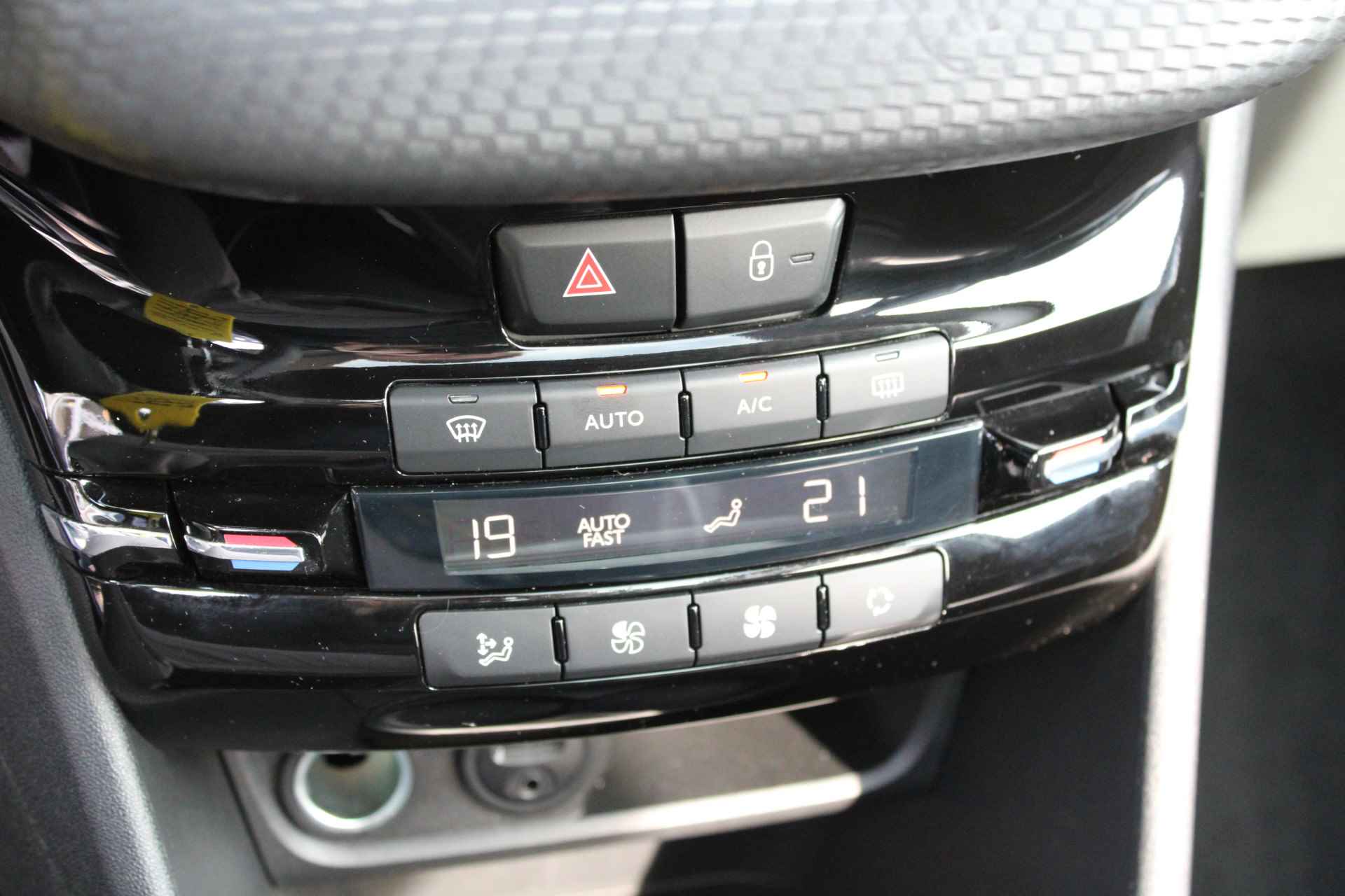 Peugeot 2008 SUV 1.2 PureTech 110pk Allure | Navigatie | Bluetooth | Panoramadak | Camera | 72.000km | - 20/29
