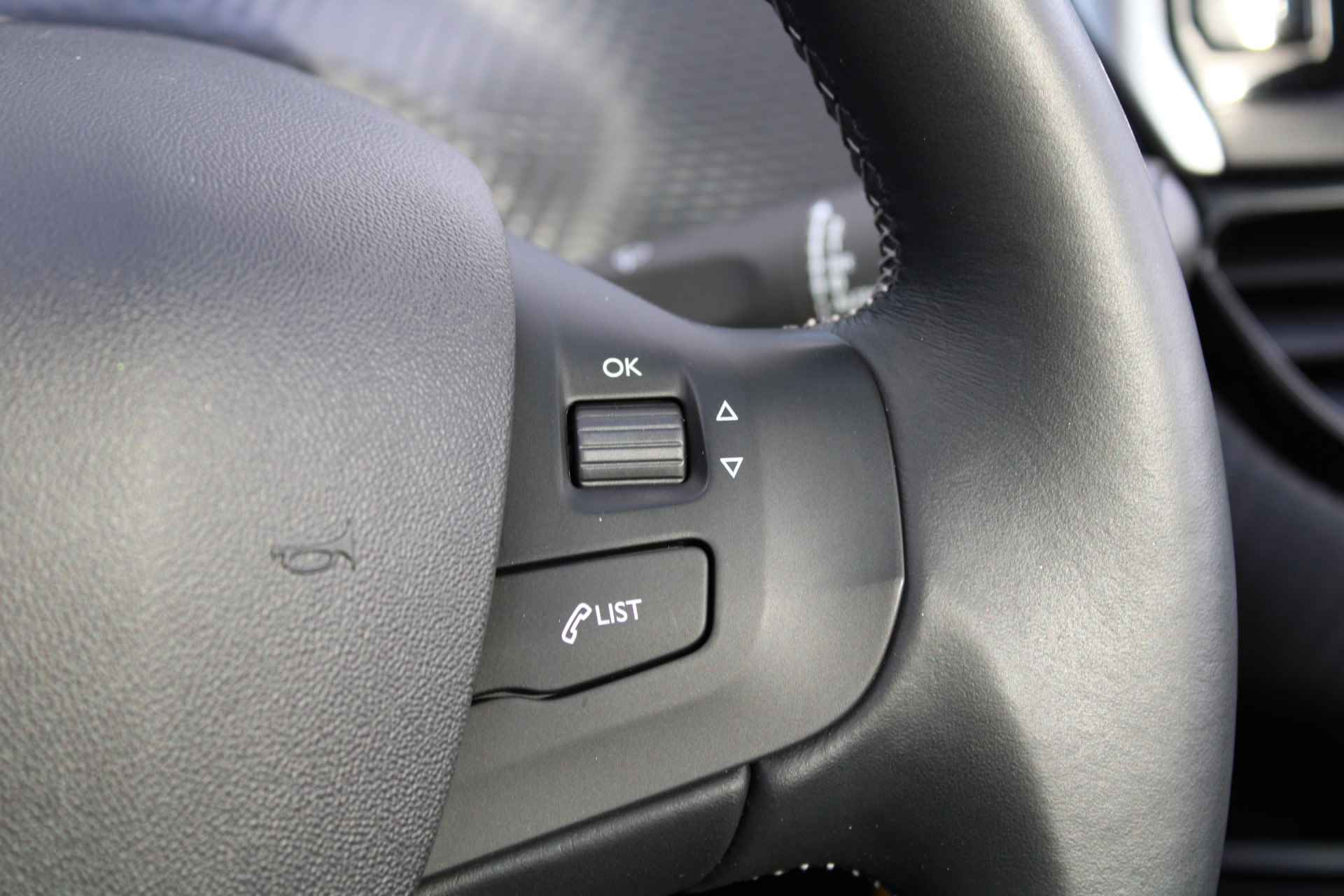 Peugeot 2008 SUV 1.2 PureTech 110pk Allure | Navigatie | Bluetooth | Panoramadak | Camera | 72.000km | - 24/29