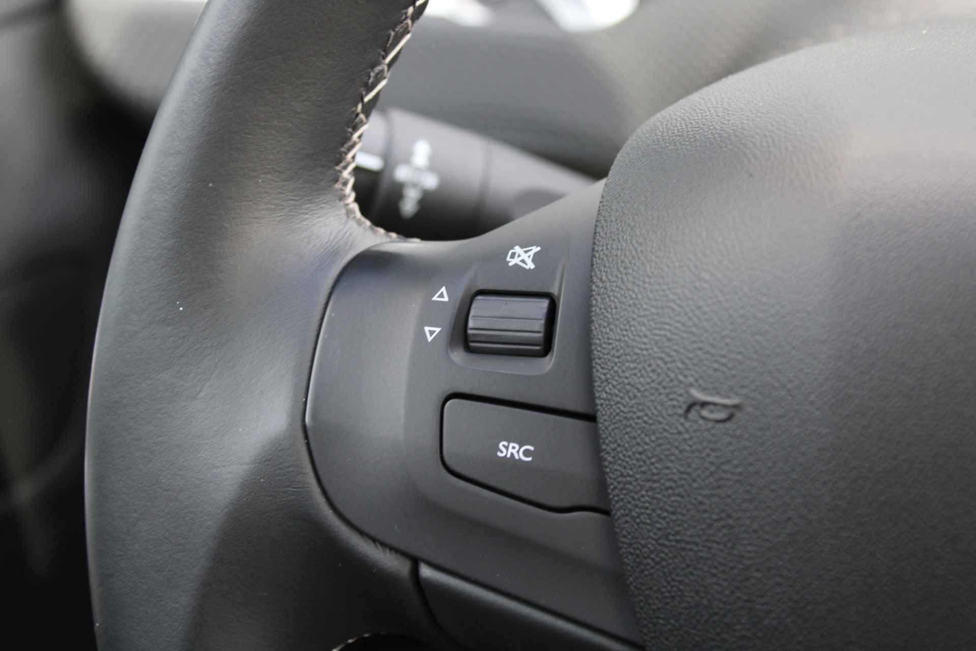 Peugeot 2008 SUV 1.2 PureTech 110pk Allure | Navigatie | Bluetooth | Panoramadak | Camera | 72.000km | - 25/29