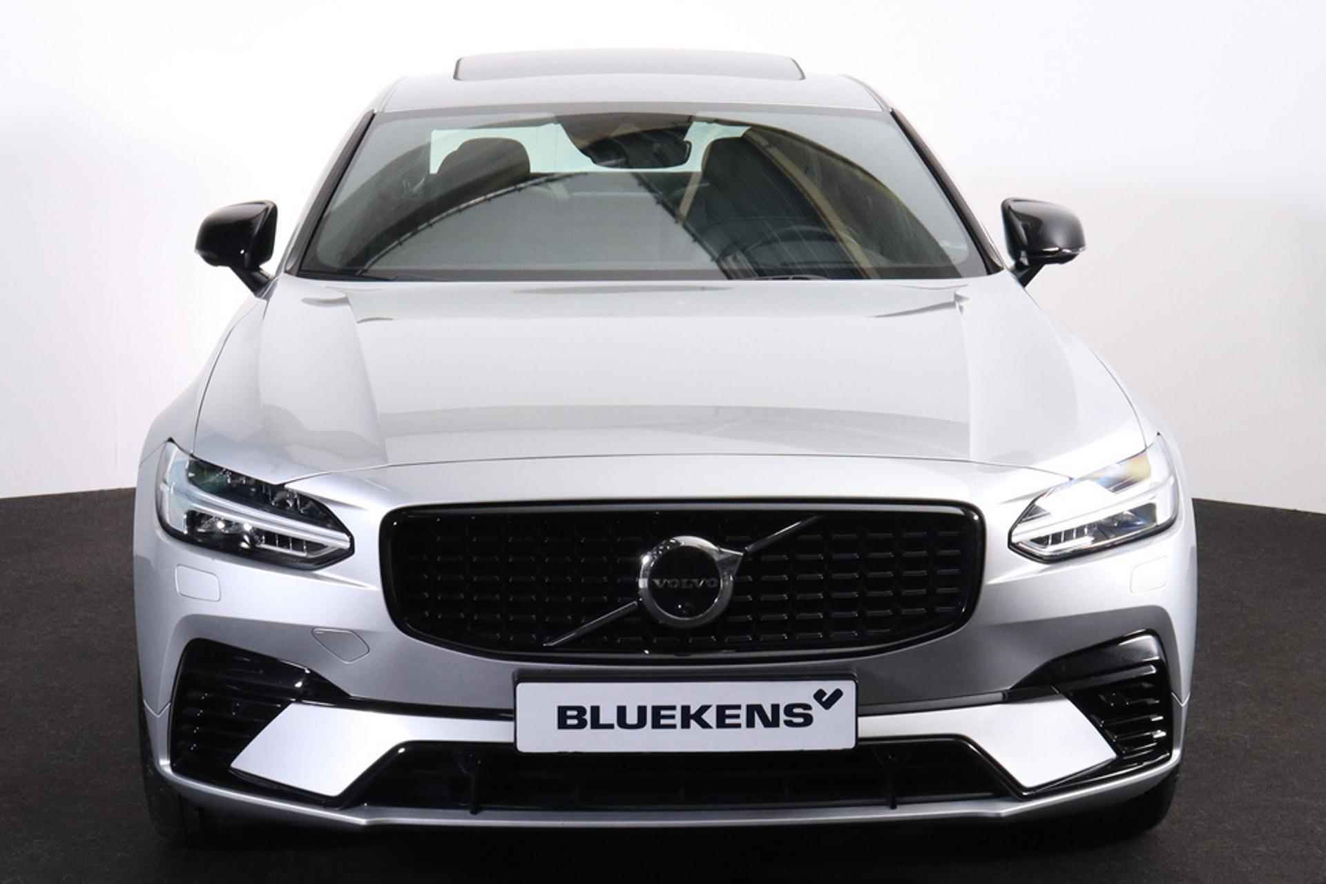 Volvo S90 T8 AWD R-Design - Luchtvering - Schuif/kanteldak - IntelliSafe Assist & Surround - 360º Camera - Harman/Kardon audio - Adaptieve LED koplampen - Verwarmde voorstoelen, stuur & achterbank - Parkeersensoren voor & achter - Elektr. bedienb. voorstoelen met geheugen - Head up display - Standkachel - Elektr. inklapbare trekhaak - 20' LMV - 2/27