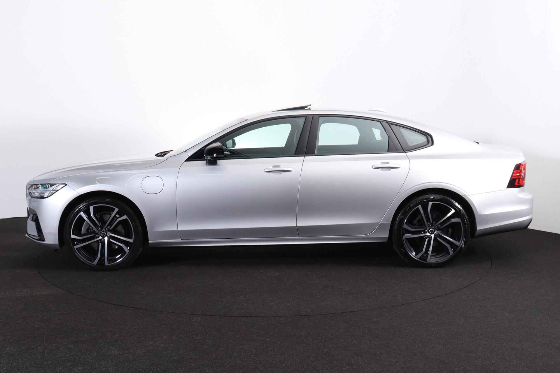 Volvo S90 T8 AWD R-Design - Luchtvering - Schuif/kanteldak - IntelliSafe Assist & Surround - 360º Camera - Harman/Kardon audio - Adaptieve LED koplampen - Verwarmde voorstoelen, stuur & achterbank - Parkeersensoren voor & achter - Elektr. bedienb. voorstoelen met geheugen - Head up display - Standkachel - Elektr. inklapbare trekhaak - 20' LMV - 3/27