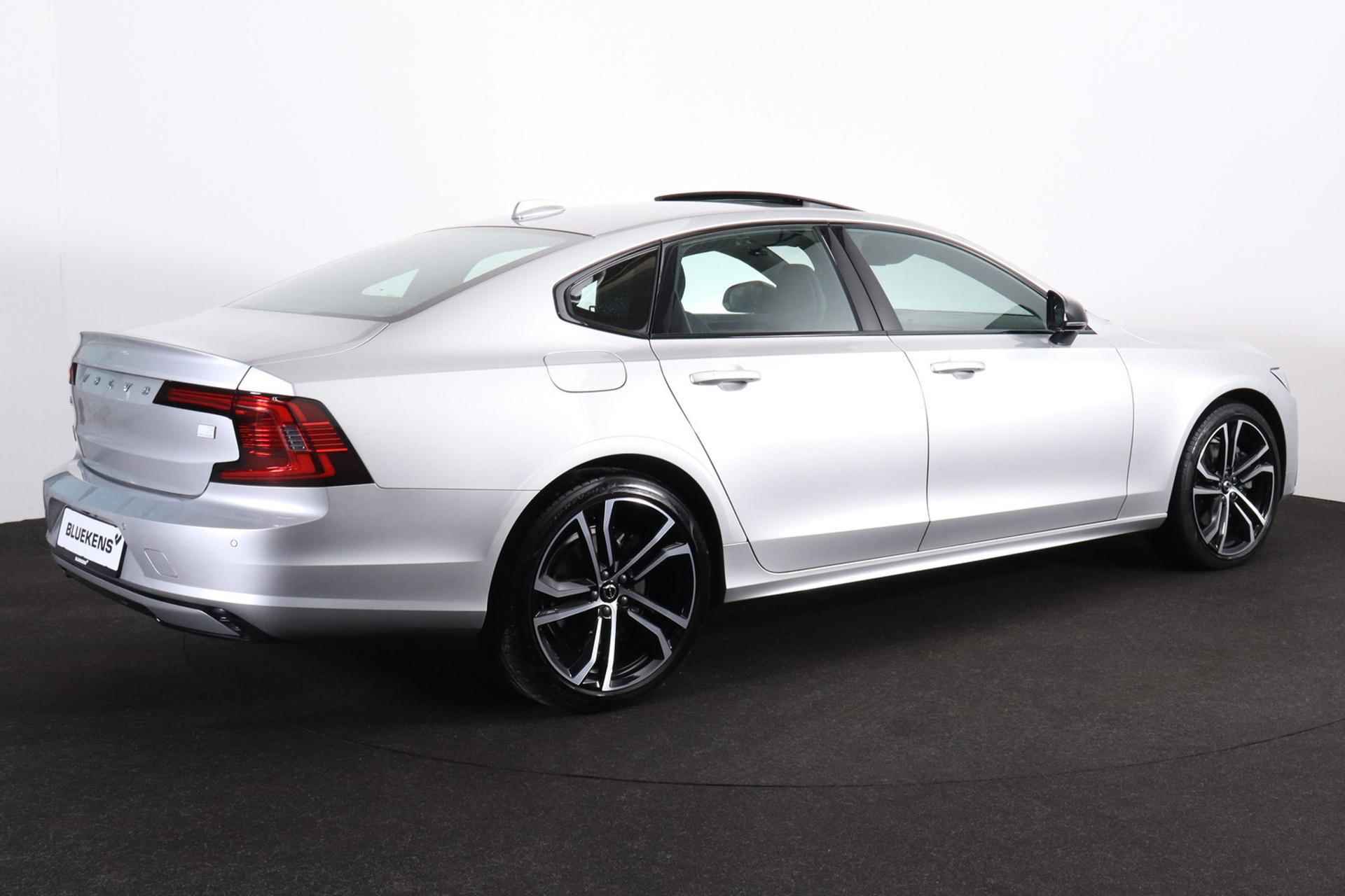 Volvo S90 T8 AWD R-Design - Luchtvering - Schuif/kanteldak - IntelliSafe Assist & Surround - 360º Camera - Harman/Kardon audio - Adaptieve LED koplampen - Verwarmde voorstoelen, stuur & achterbank - Parkeersensoren voor & achter - Elektr. bedienb. voorstoelen met geheugen - Head up display - Standkachel - Elektr. inklapbare trekhaak - 20' LMV - 5/27