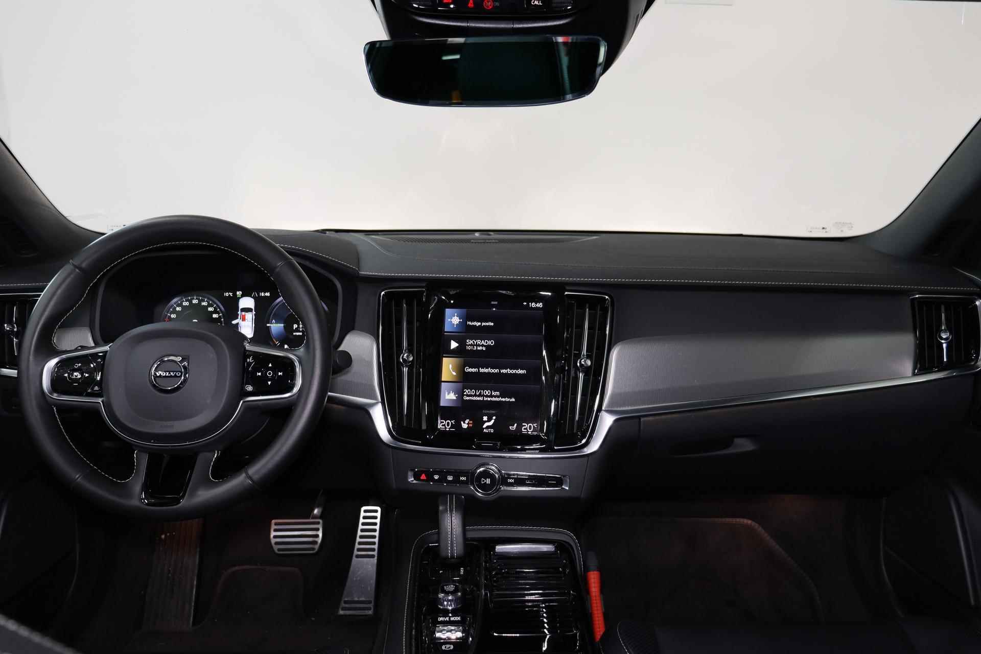 Volvo S90 T8 AWD R-Design - Luchtvering - Schuif/kanteldak - IntelliSafe Assist & Surround - 360º Camera - Harman/Kardon audio - Adaptieve LED koplampen - Verwarmde voorstoelen, stuur & achterbank - Parkeersensoren voor & achter - Elektr. bedienb. voorstoelen met geheugen - Head up display - Standkachel - Elektr. inklapbare trekhaak - 20' LMV - 25/27