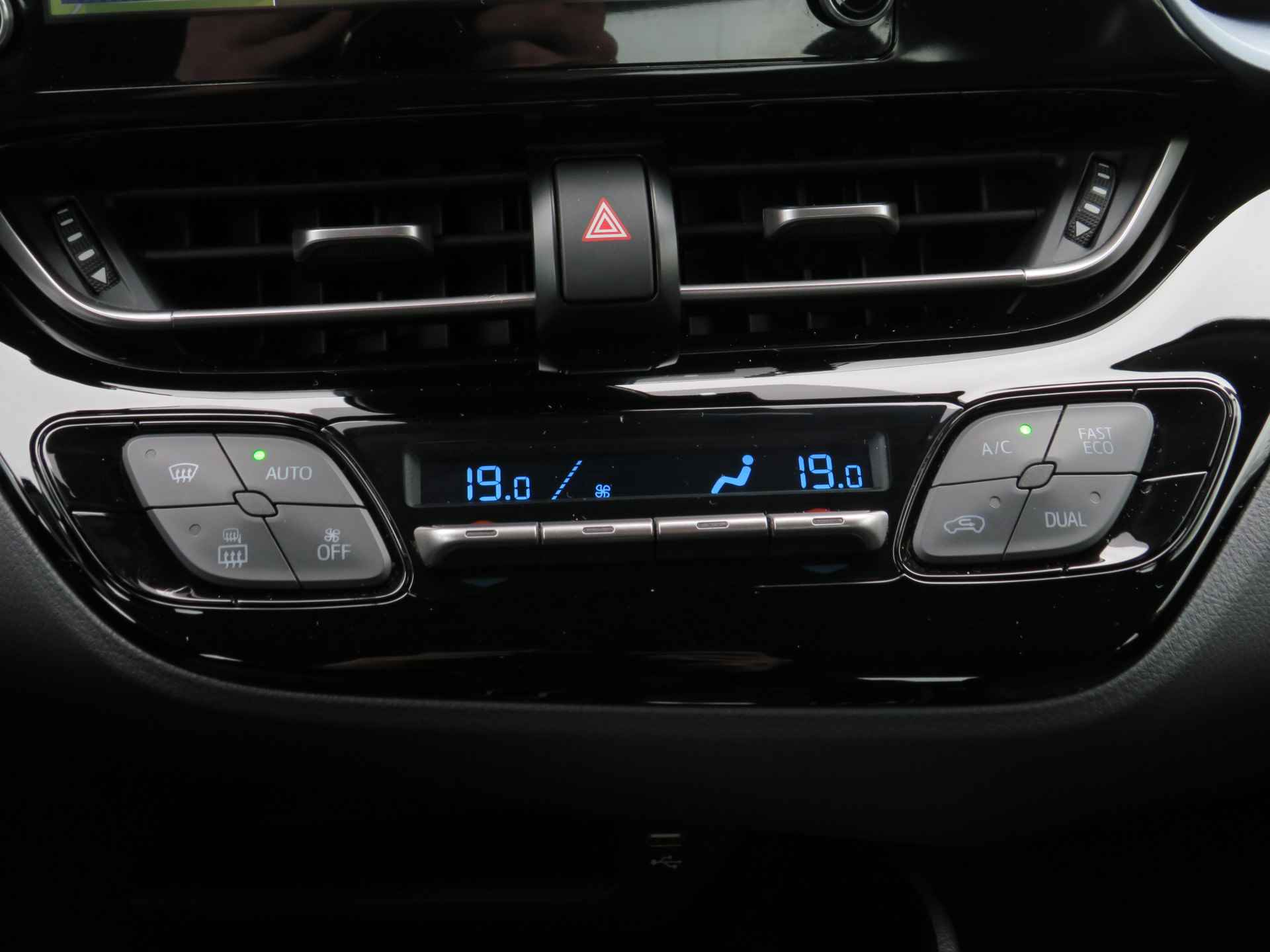 Toyota C-HR 1.8 Hybrid Dynamic Automaat, Navigatie, CruiseControl, 18"inch LM velgen, Apple Carpl./Andr. auto - 21/30