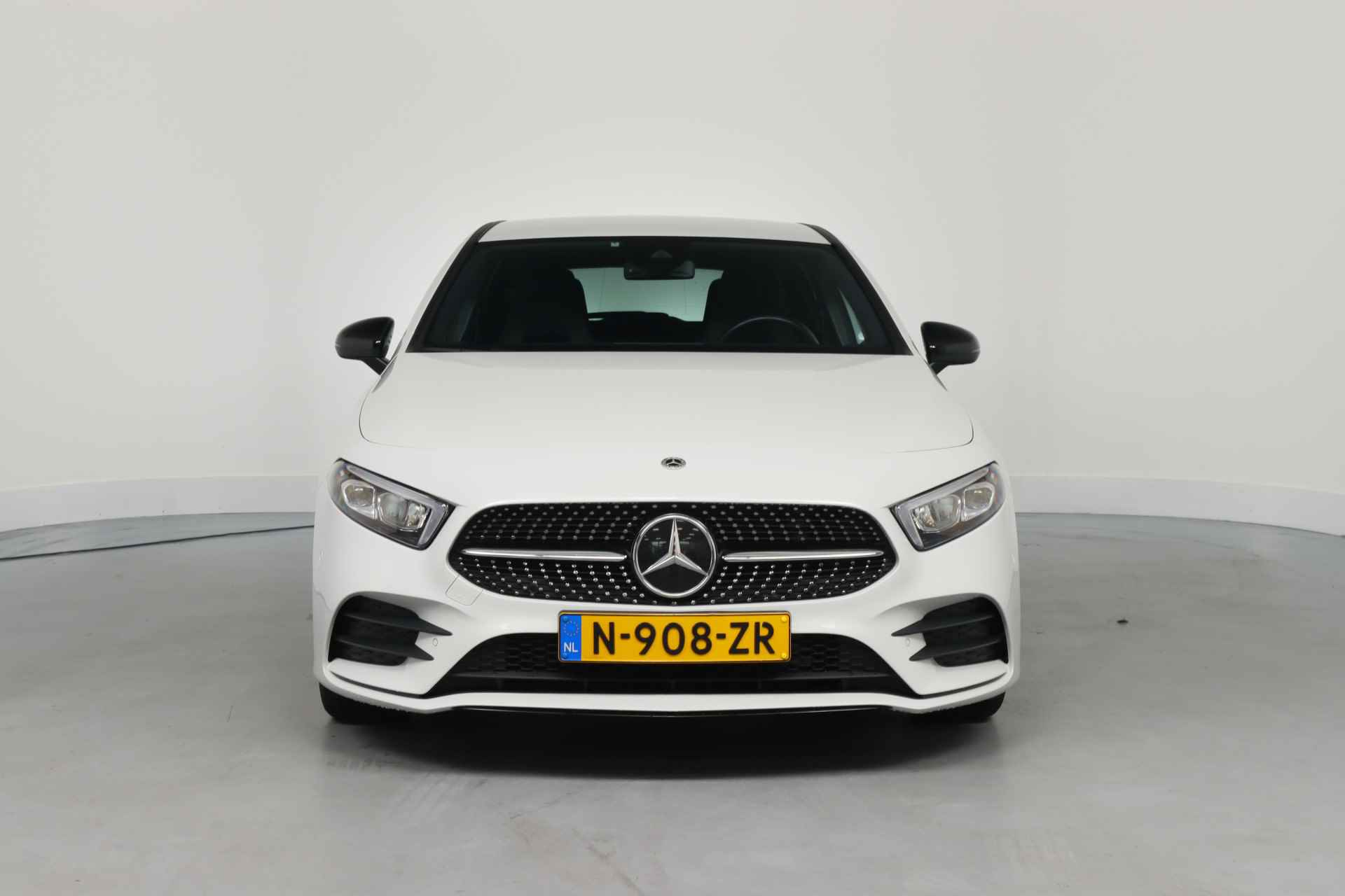 Mercedes-Benz A-Klasse 180 Business Solution AMG | Ambient Lighting | Wide Screen | LED | Sportstoel | Camera | Stoelverwarming | Clima | Navi | 18'' L - 2/34