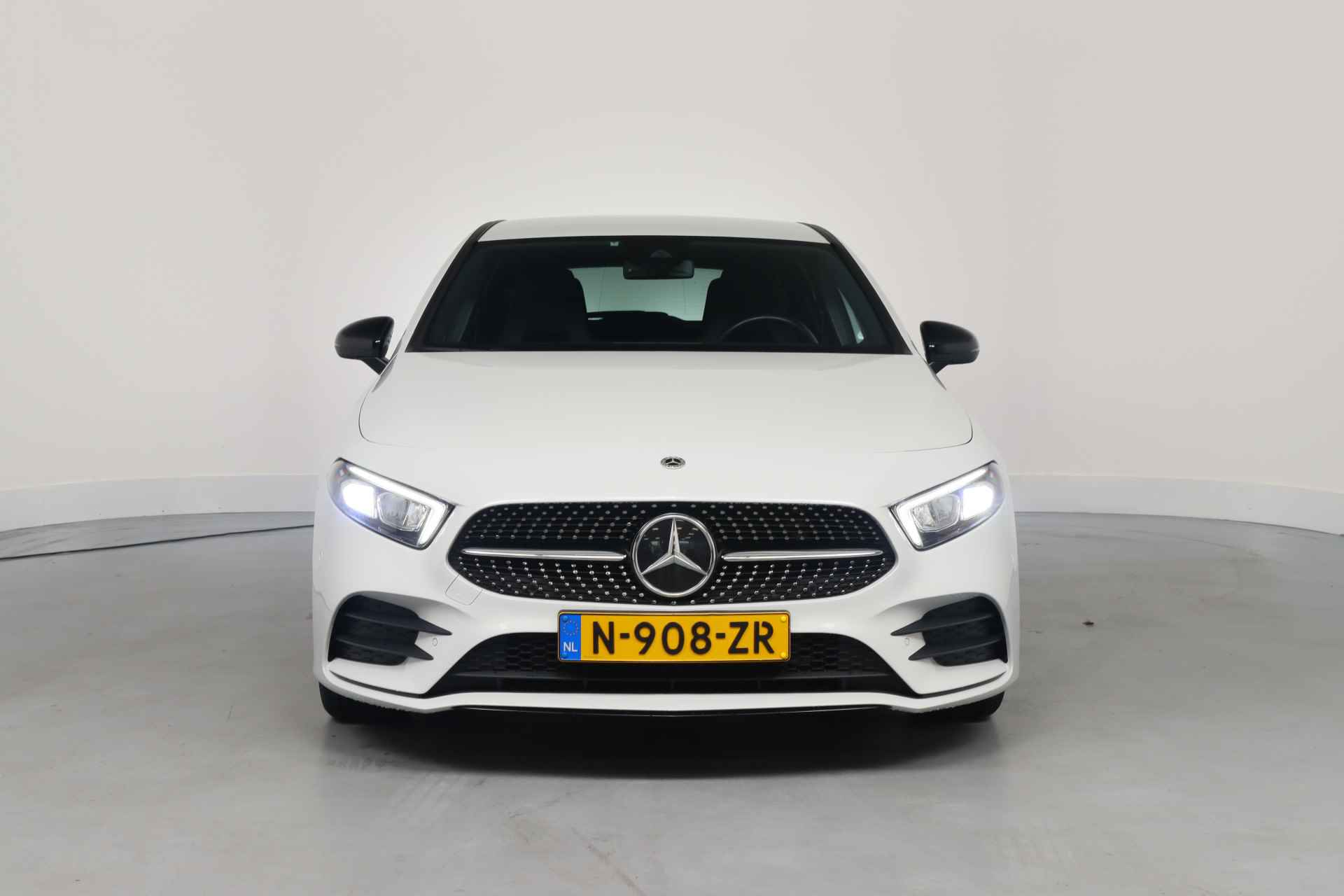 Mercedes-Benz A-Klasse 180 Business Solution AMG | Ambient Lighting | Wide Screen | LED | Sportstoel | Camera | Stoelverwarming | Clima | Navi | 18'' L - 3/34
