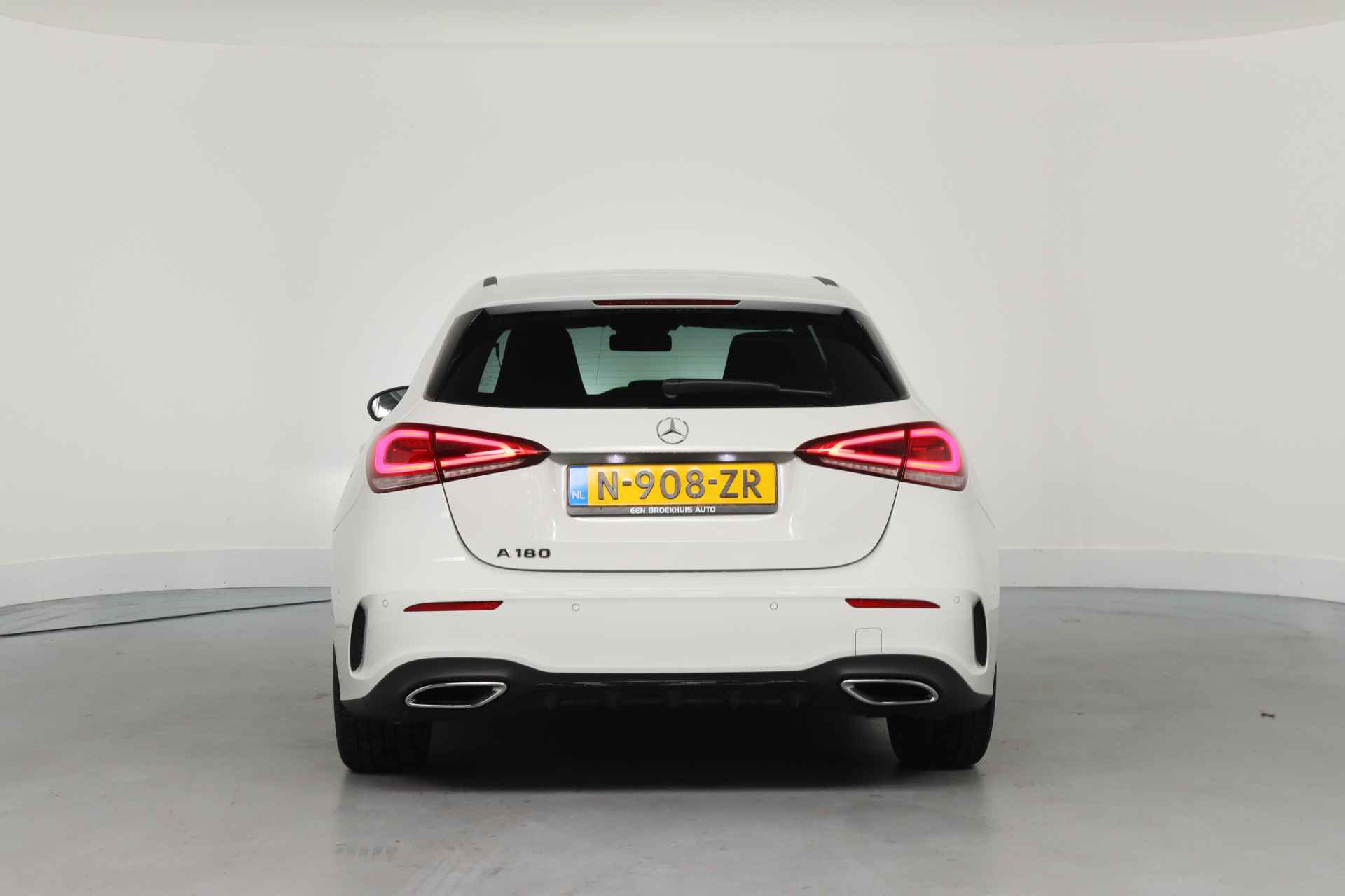 Mercedes-Benz A-Klasse 180 Business Solution AMG | Ambient Lighting | Wide Screen | LED | Sportstoel | Camera | Stoelverwarming | Clima | Navi | 18'' L - 4/34