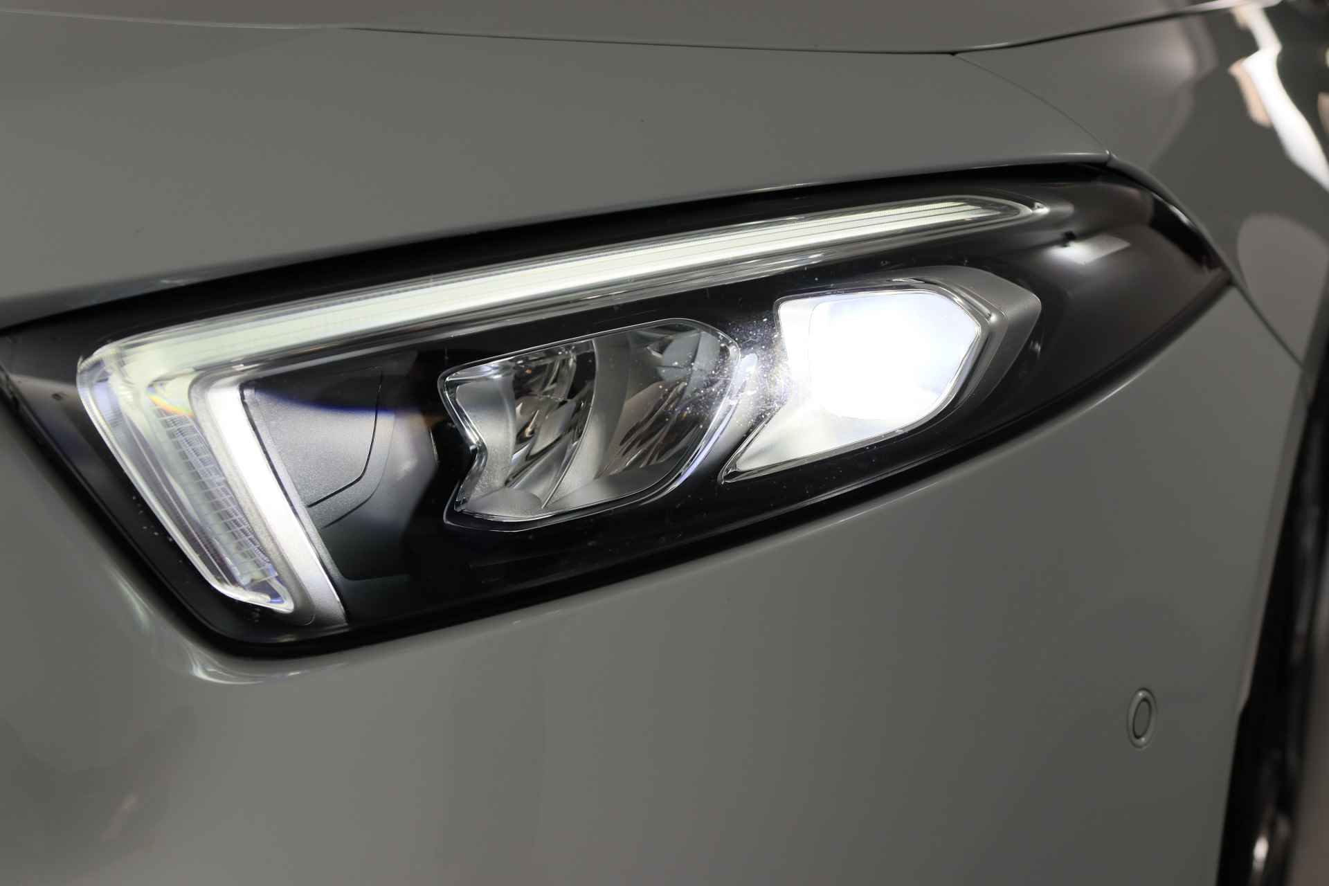 Mercedes-Benz A-Klasse 180 Business Solution AMG | Ambient Lighting | Wide Screen | LED | Sportstoel | Camera | Stoelverwarming | Clima | Navi | 18'' L - 16/34