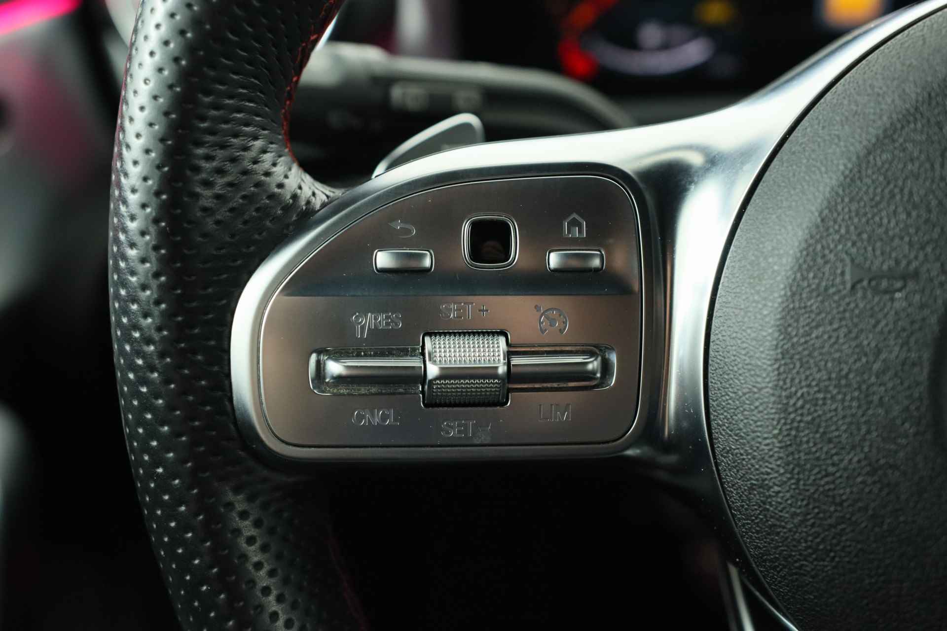 Mercedes-Benz A-Klasse 180 Business Solution AMG | Ambient Lighting | Wide Screen | LED | Sportstoel | Camera | Stoelverwarming | Clima | Navi | 18'' L - 17/34
