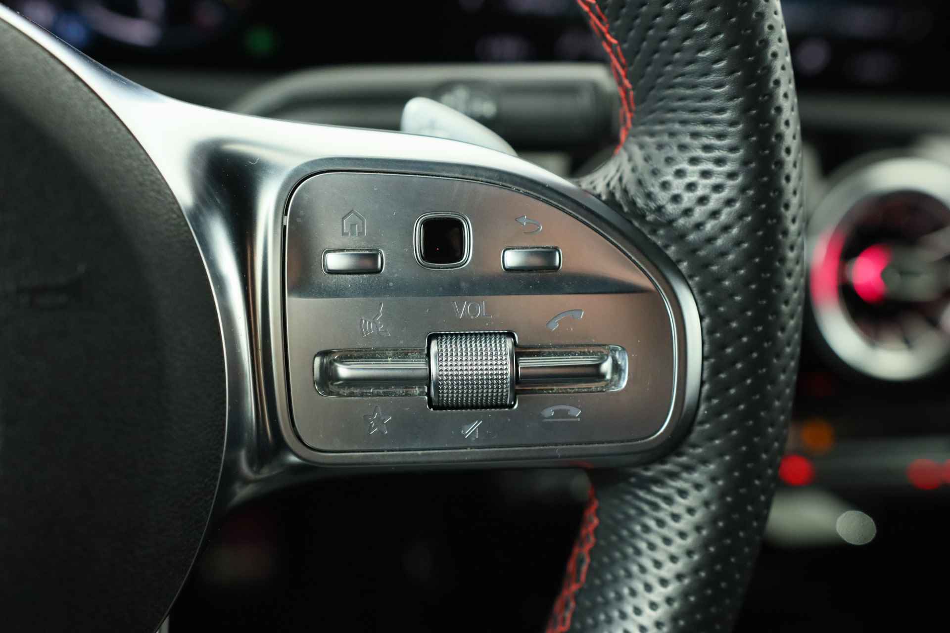 Mercedes-Benz A-Klasse 180 Business Solution AMG | Ambient Lighting | Wide Screen | LED | Sportstoel | Camera | Stoelverwarming | Clima | Navi | 18'' L - 18/34
