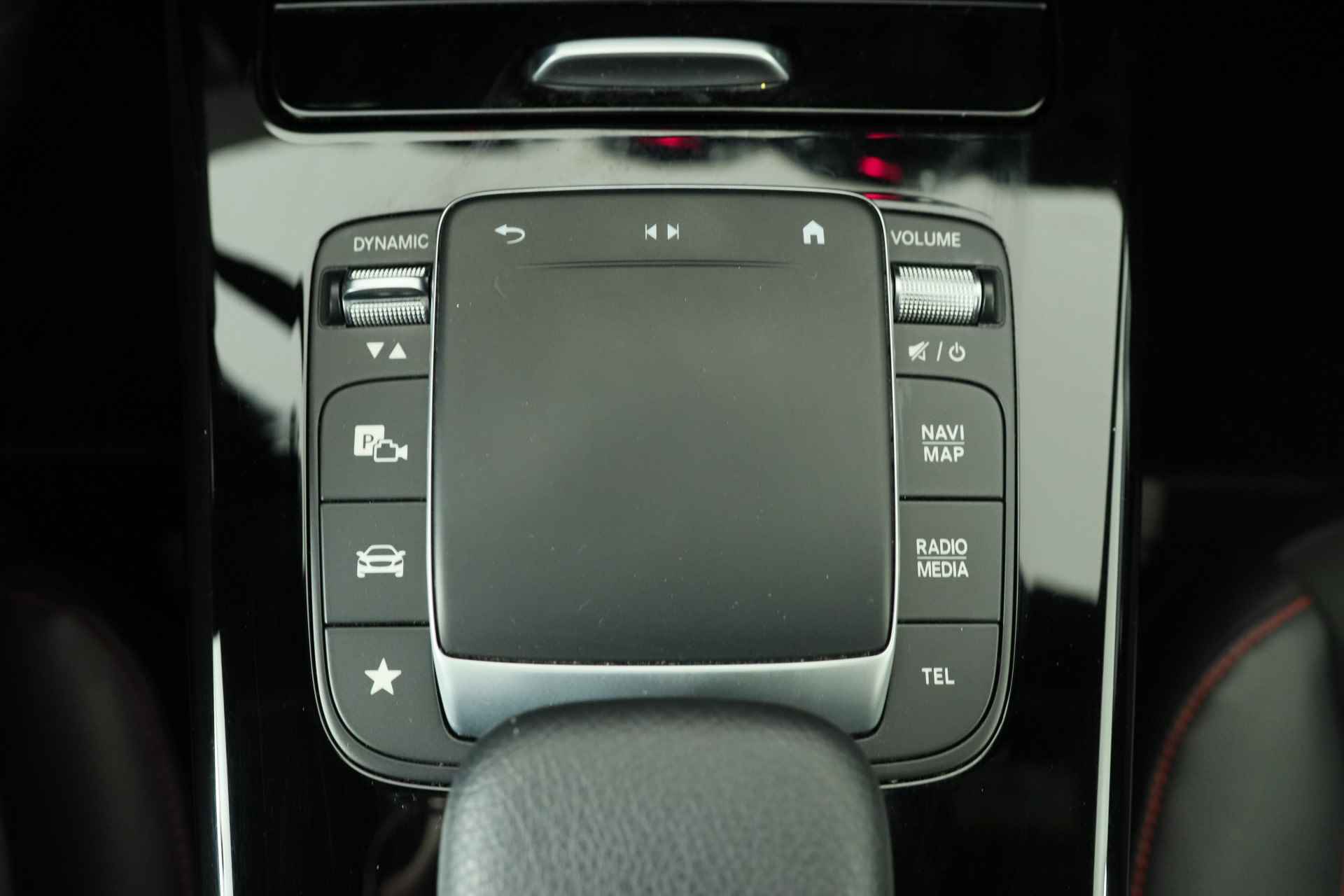 Mercedes-Benz A-Klasse 180 Business Solution AMG | Ambient Lighting | Wide Screen | LED | Sportstoel | Camera | Stoelverwarming | Clima | Navi | 18'' L - 19/34