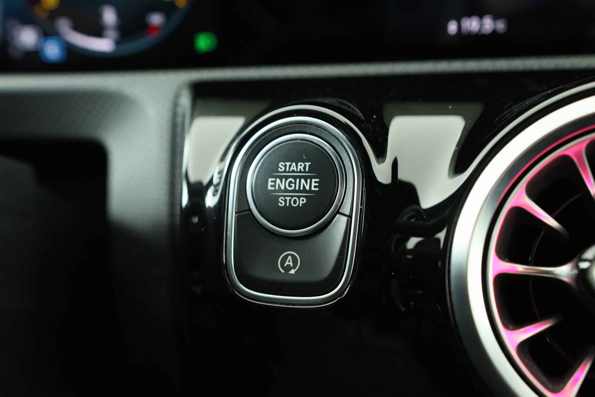 Mercedes-Benz A-Klasse 180 Business Solution AMG | Ambient Lighting | Wide Screen | LED | Sportstoel | Camera | Stoelverwarming | Clima | Navi | 18'' L - 20/34
