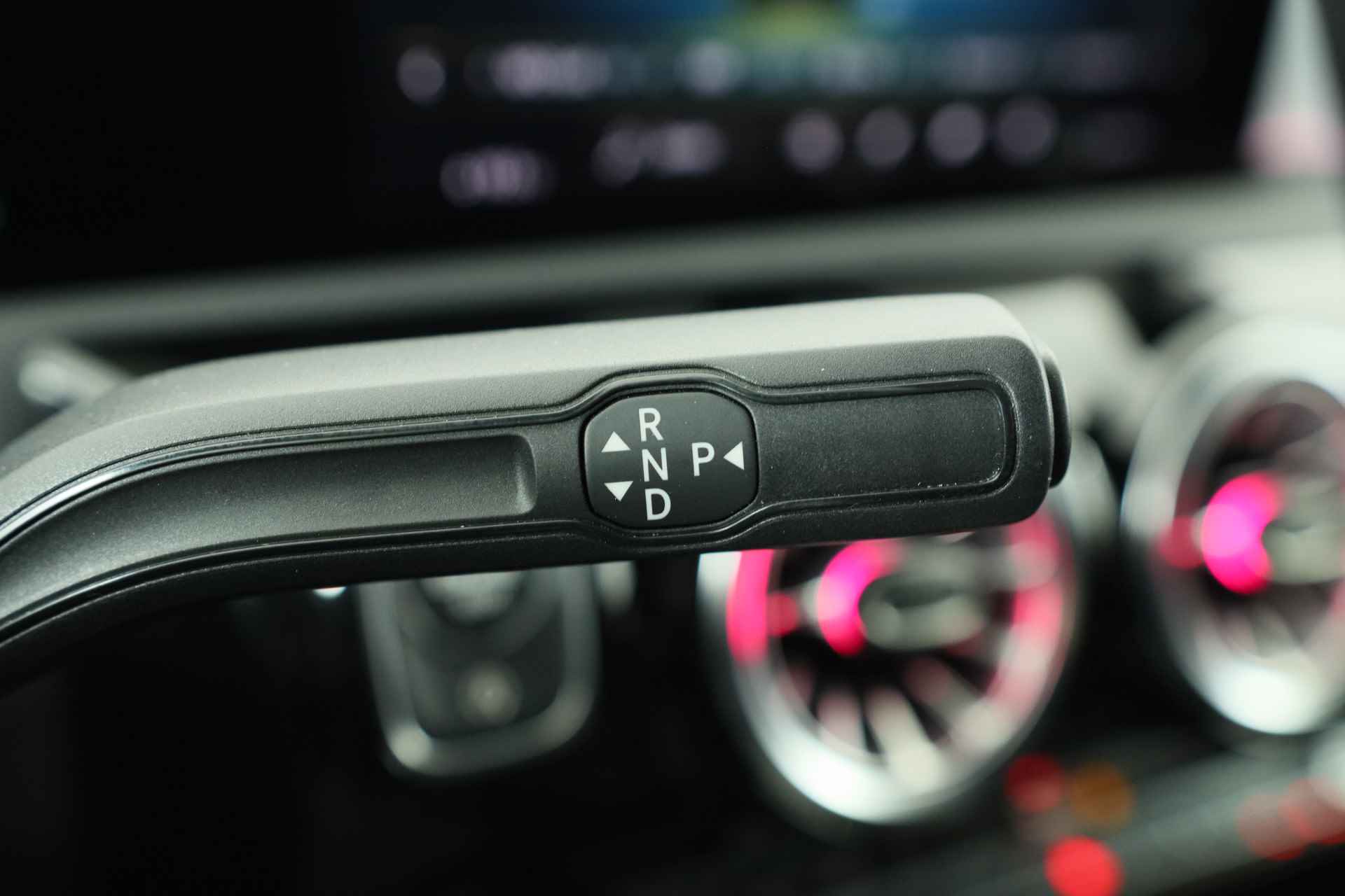 Mercedes-Benz A-Klasse 180 Business Solution AMG | Ambient Lighting | Wide Screen | LED | Sportstoel | Camera | Stoelverwarming | Clima | Navi | 18'' L - 21/34