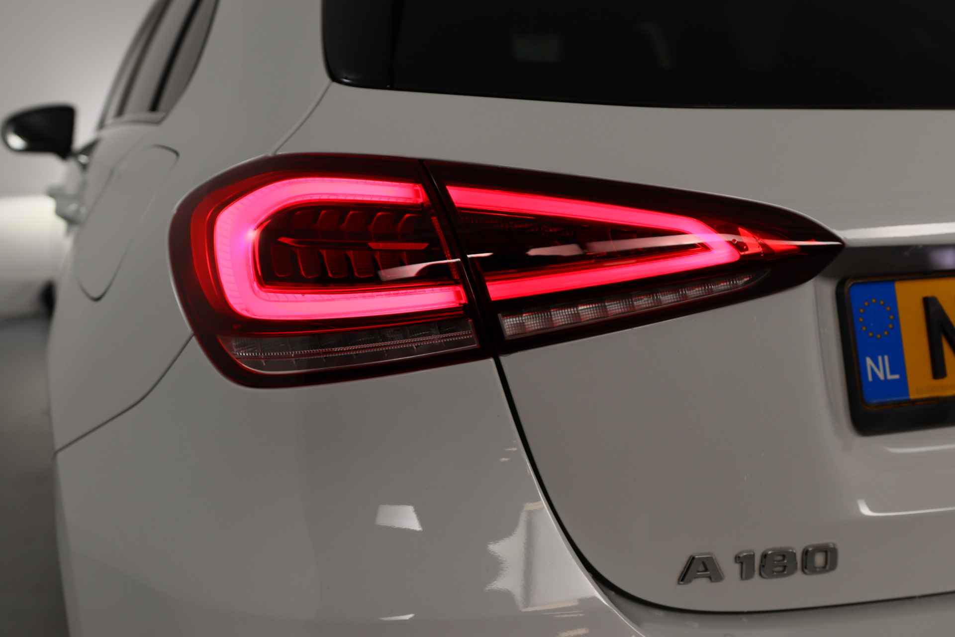 Mercedes-Benz A-Klasse 180 Business Solution AMG | Ambient Lighting | Wide Screen | LED | Sportstoel | Camera | Stoelverwarming | Clima | Navi | 18'' L - 25/34
