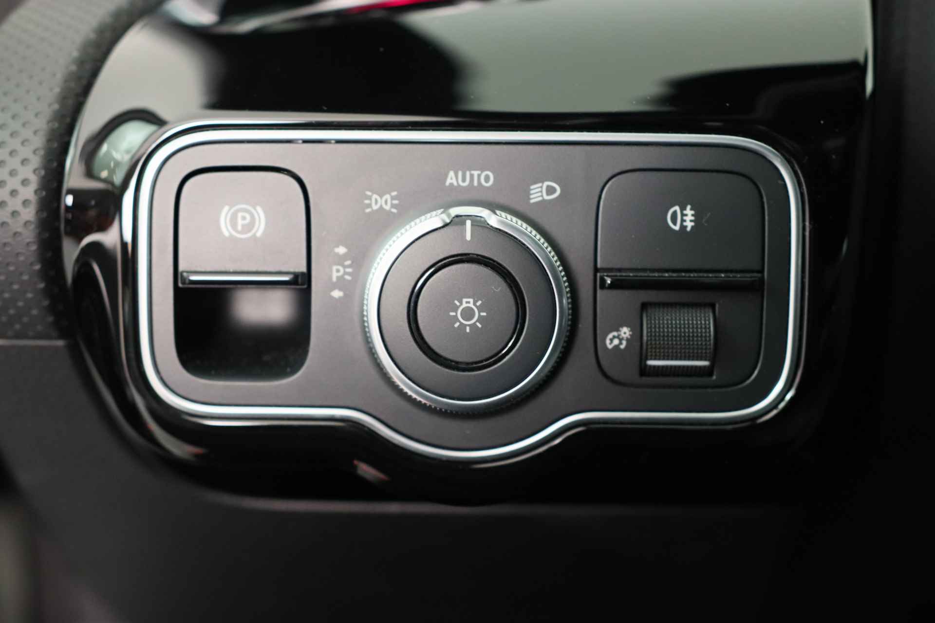 Mercedes-Benz A-Klasse 180 Business Solution AMG | Ambient Lighting | Wide Screen | LED | Sportstoel | Camera | Stoelverwarming | Clima | Navi | 18'' L - 32/34