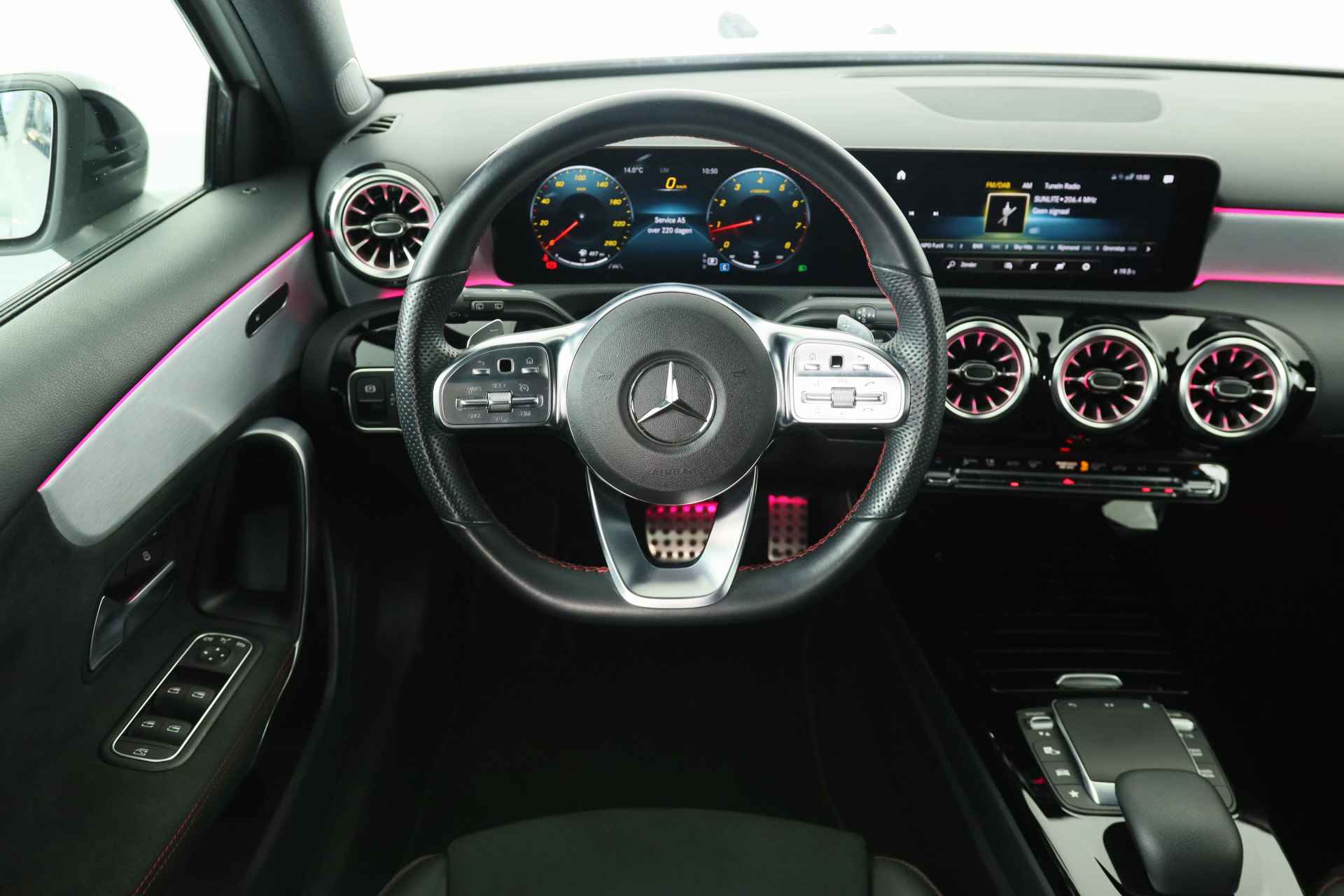 Mercedes-Benz A-Klasse 180 Business Solution AMG | Ambient Lighting | Wide Screen | LED | Sportstoel | Camera | Stoelverwarming | Clima | Navi | 18'' L - 33/34