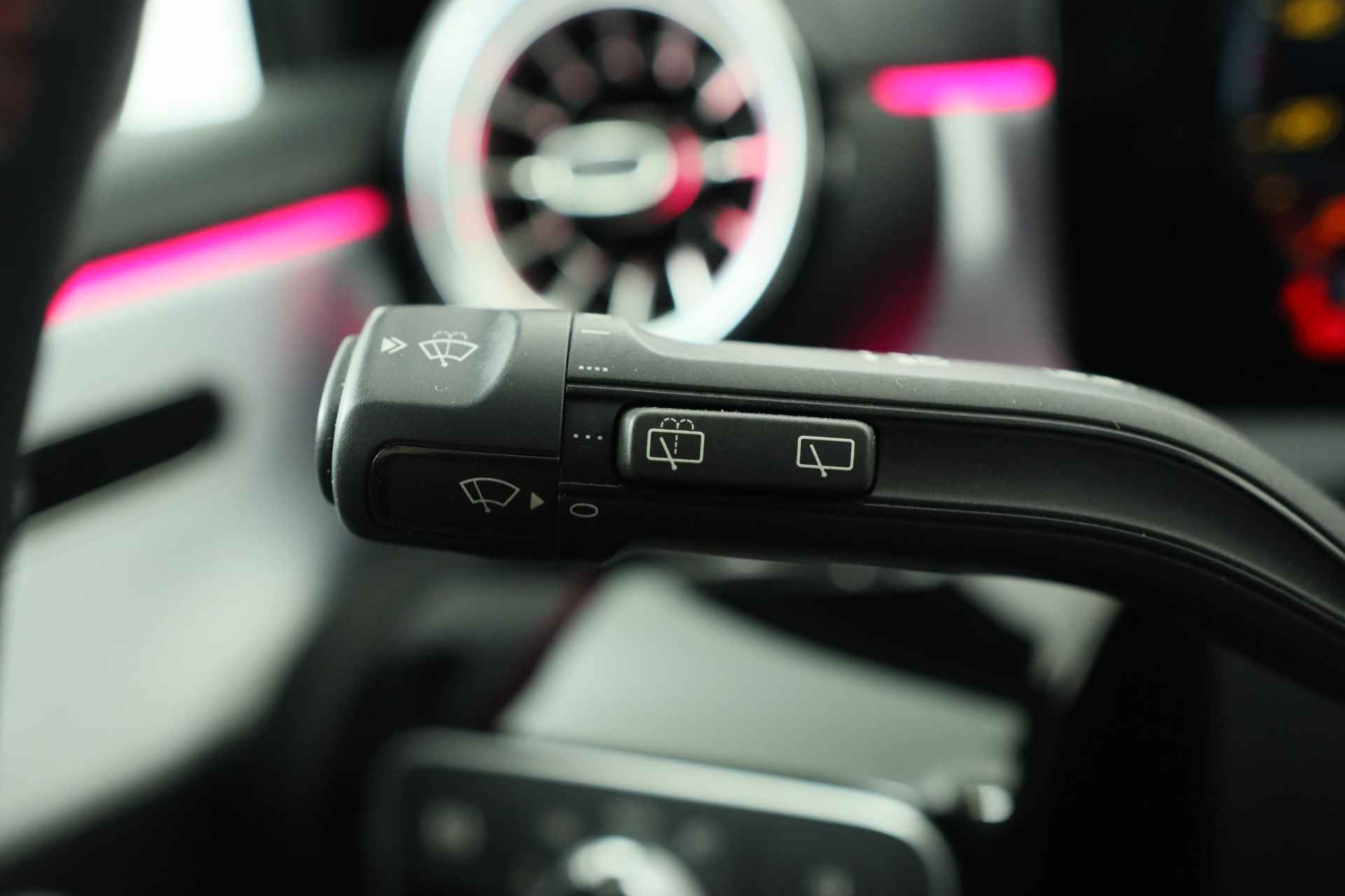 Mercedes-Benz A-Klasse 180 Business Solution AMG | Ambient Lighting | Wide Screen | LED | Sportstoel | Camera | Stoelverwarming | Clima | Navi | 18'' L - 34/34