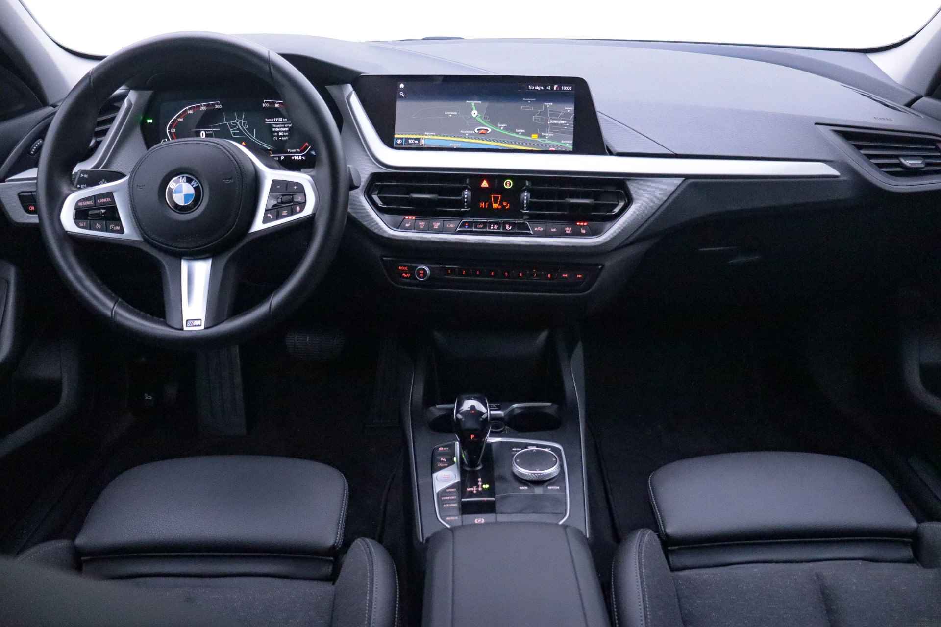 BMW 1-serie 118iA SPORT Edition 1e Eig. FULL LED/DIGIDASH/NAVI/CARPLAY/DAB+/HALF LEDER/SPORTSTOELEN/LMV - 19/27