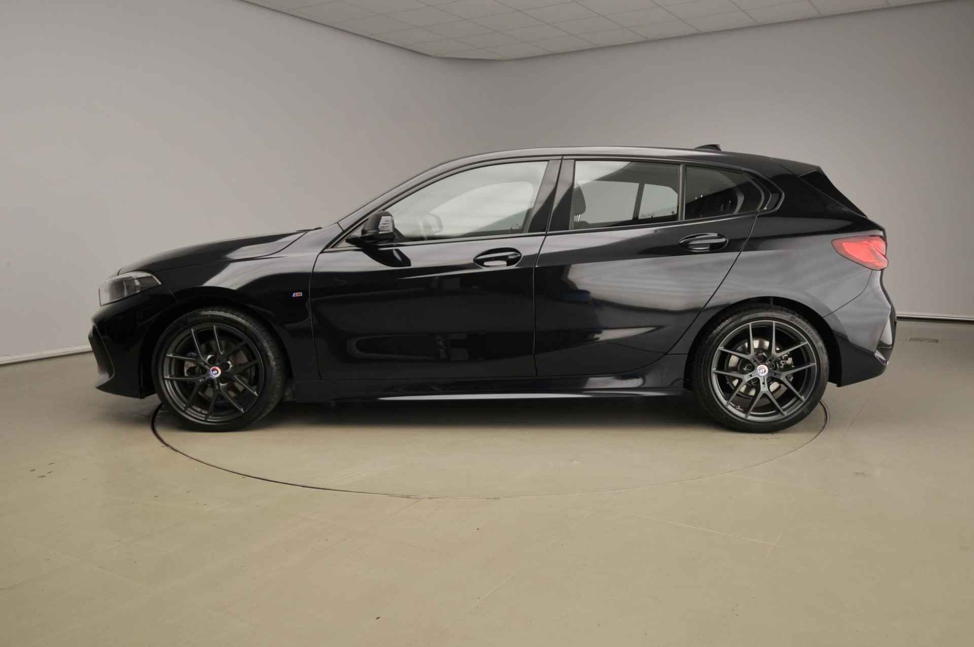 BMW 1 Serie 5-deurs 116i M-Sportpakket | LED | Navigatie | Trekhaak | Sportstoelen | DAB | Hifi speakers | Alu 18 inch - 3/46