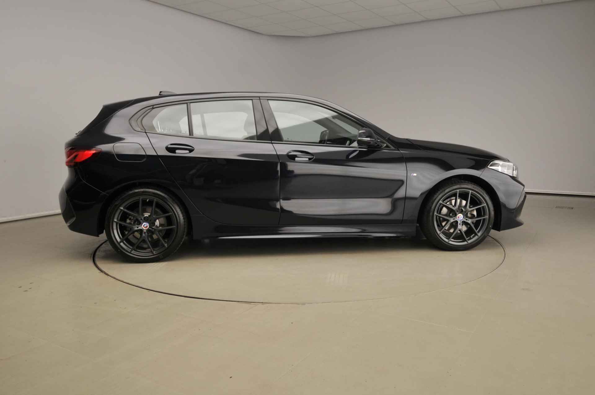 BMW 1 Serie 5-deurs 116i M-Sportpakket | LED | Navigatie | Trekhaak | Sportstoelen | DAB | Hifi speakers | Alu 18 inch - 5/46