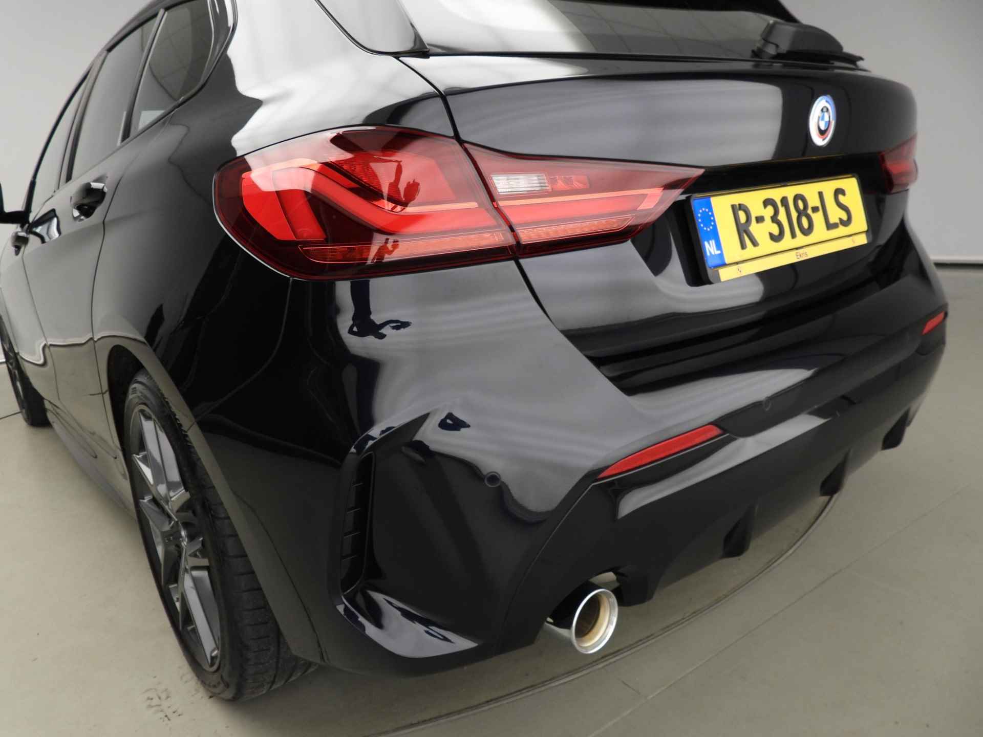 BMW 1 Serie 5-deurs 116i M-Sportpakket | LED | Navigatie | Trekhaak | Sportstoelen | DAB | Hifi speakers | Alu 18 inch - 43/46