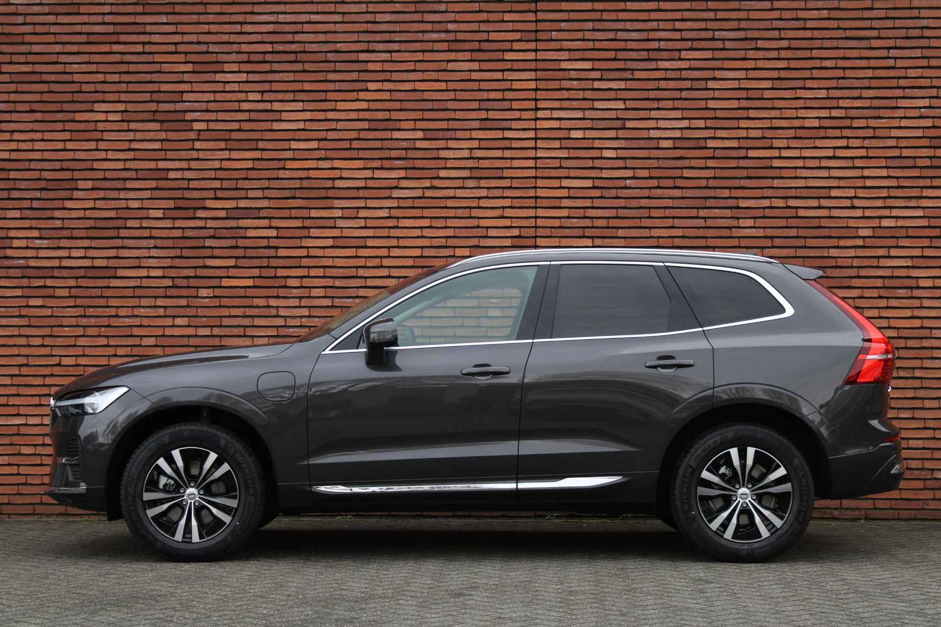 Volvo XC60 T6 Plug-in hybrid AWD Essential Bright | Stoelverwarming voor/achter | Verwarmbaar stuurwiel | Park assist voor/achter | Extra getint glas | 18'' lichtmetalen velgen | Panoramisch schuif- kantel dak | - 8/15