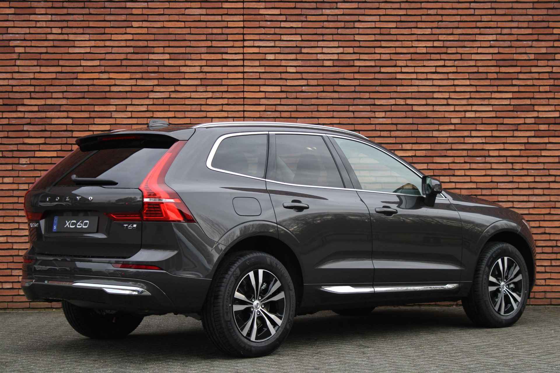 Volvo XC60 T6 Plug-in hybrid AWD Essential Bright | Stoelverwarming voor/achter | Verwarmbaar stuurwiel | Park assist voor/achter | Extra getint glas | 18'' lichtmetalen velgen | Panoramisch schuif- kantel dak | - 2/15