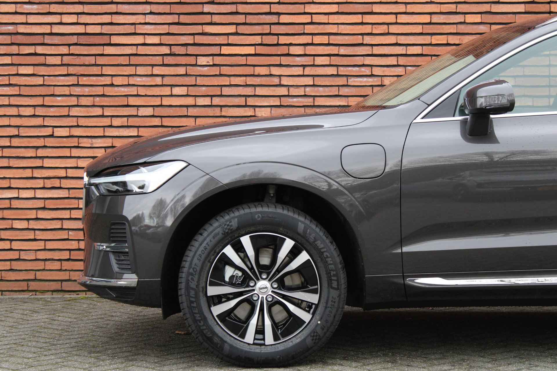 Volvo XC60 T6 Plug-in hybrid AWD Essential Bright | Stoelverwarming voor/achter | Verwarmbaar stuurwiel | Park assist voor/achter | Extra getint glas | 18'' lichtmetalen velgen | Panoramisch schuif- kantel dak | - 7/15