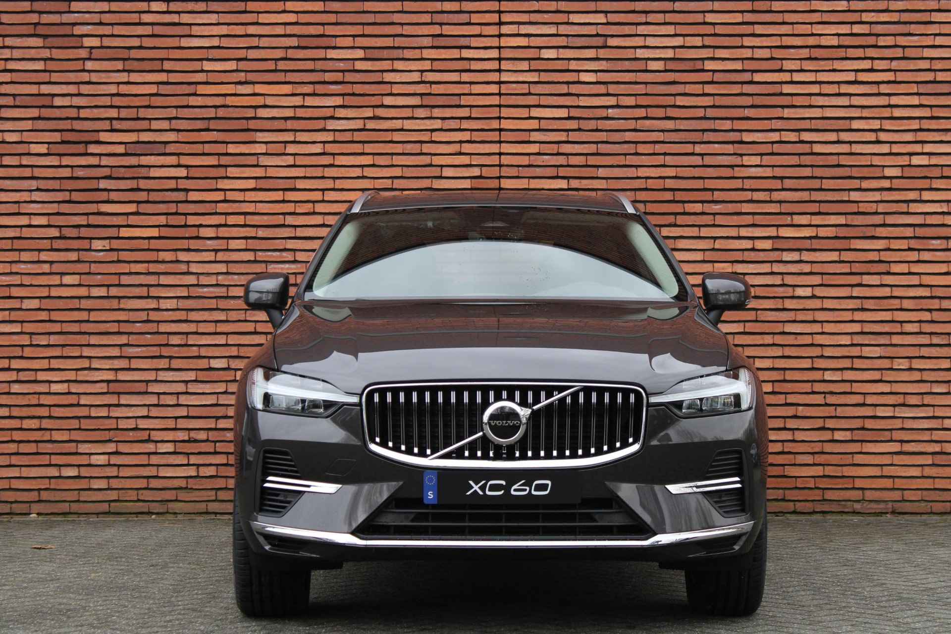 Volvo XC60 T6 Plug-in hybrid AWD Essential Bright | Stoelverwarming voor/achter | Verwarmbaar stuurwiel | Park assist voor/achter | Extra getint glas | 18'' lichtmetalen velgen | Panoramisch schuif- kantel dak | - 13/15