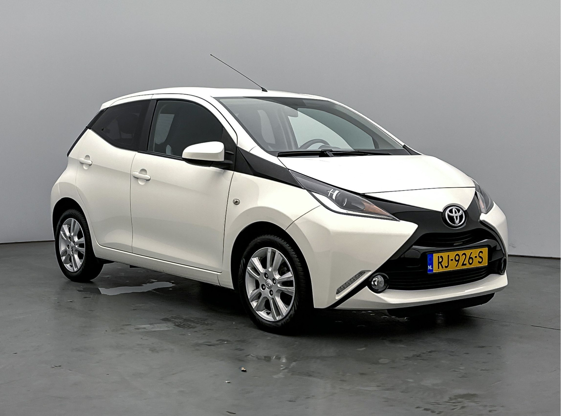 Toyota Aygo 1.0 VVT-i X-Joy Limited | Climate Control | Navigatie | Achteruitrijcamera | LM Velgen |