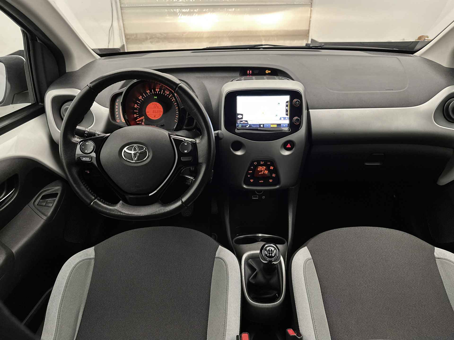 Toyota Aygo 1.0 VVT-i X-Joy Limited | Climate Control | Navigatie | Achteruitrijcamera | LM Velgen | - 5/49