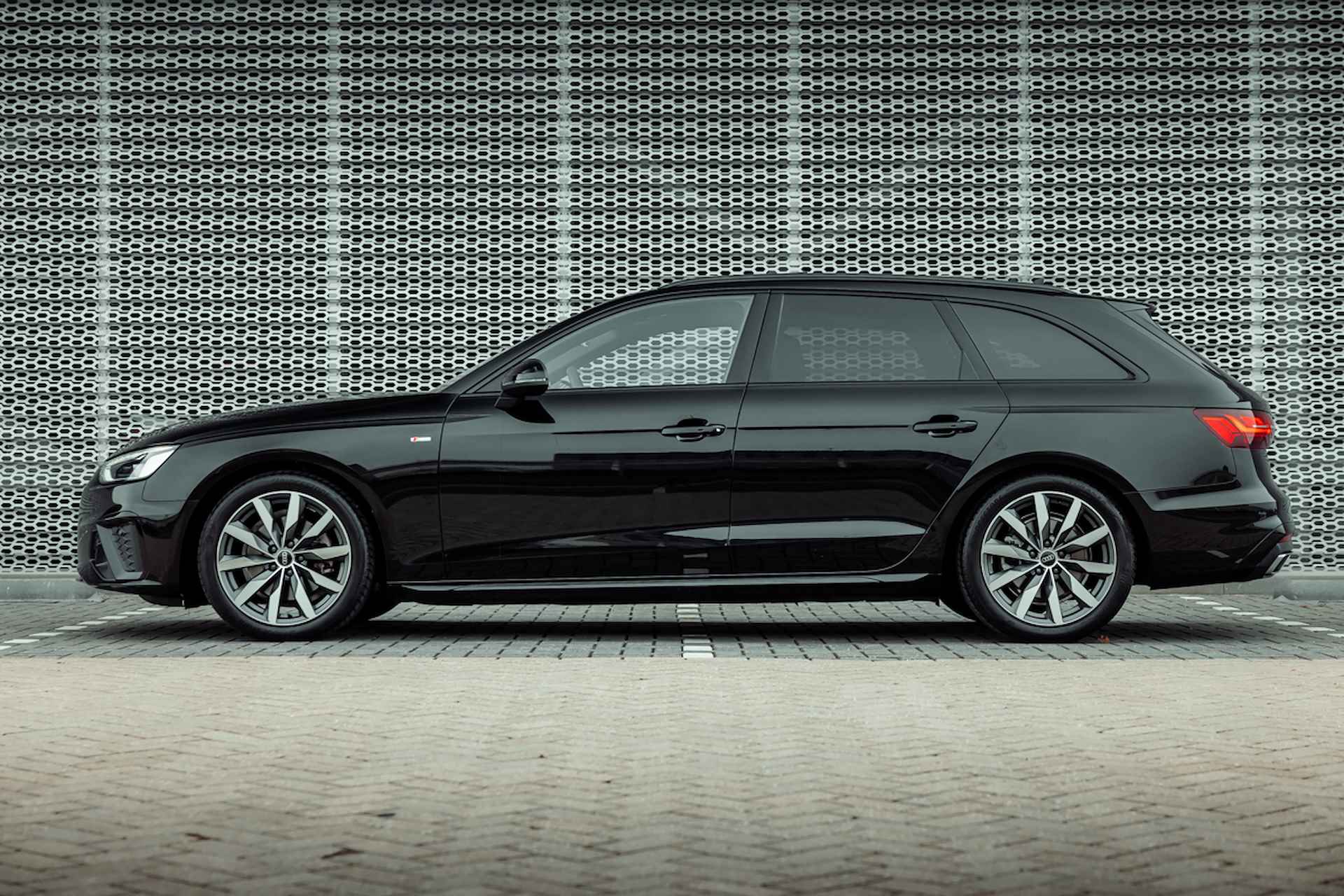 Audi A4 Avant 35 TFSI 150pk s-tronic S edition Competition | Panoramadak | Stoelverwarming | Optiek zwart plus | 18" LM velgen - 3/34