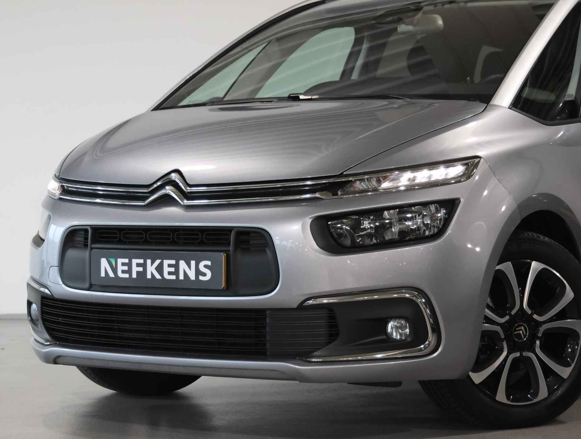 Citroen Grand C4 SpaceTourer 130pk P.T. Business (Trekhaak | Camera | Keyless Start | Navigatie | CruiseControl | Leren Bekleding) - 39/43